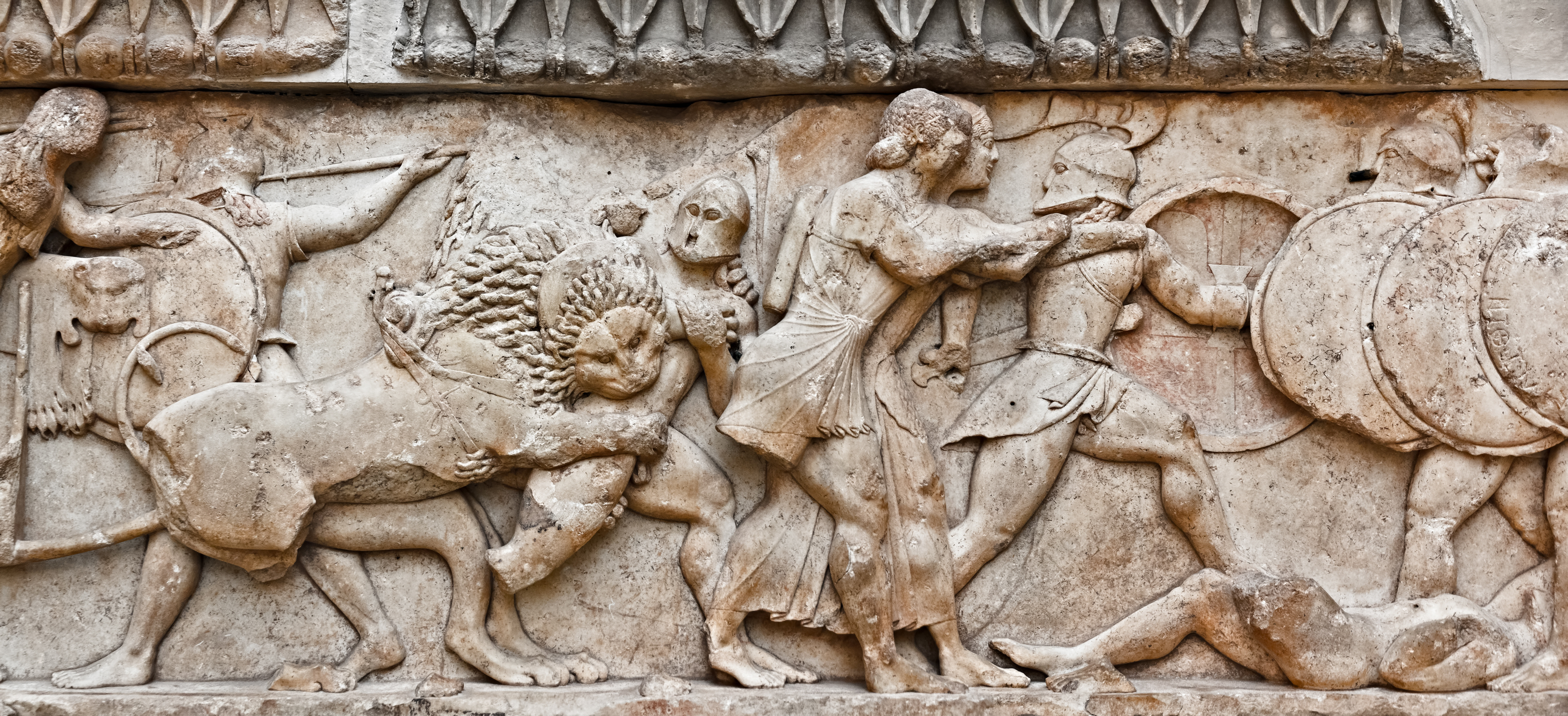 Antik græsk marmorfrise med hellenistisk kampscene og krigere fra Delphi, Grækenland