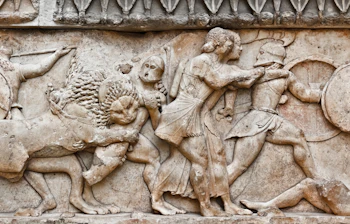 Antik græsk marmorfrise med hellenistisk kampscene og krigere fra Delphi, Grækenland