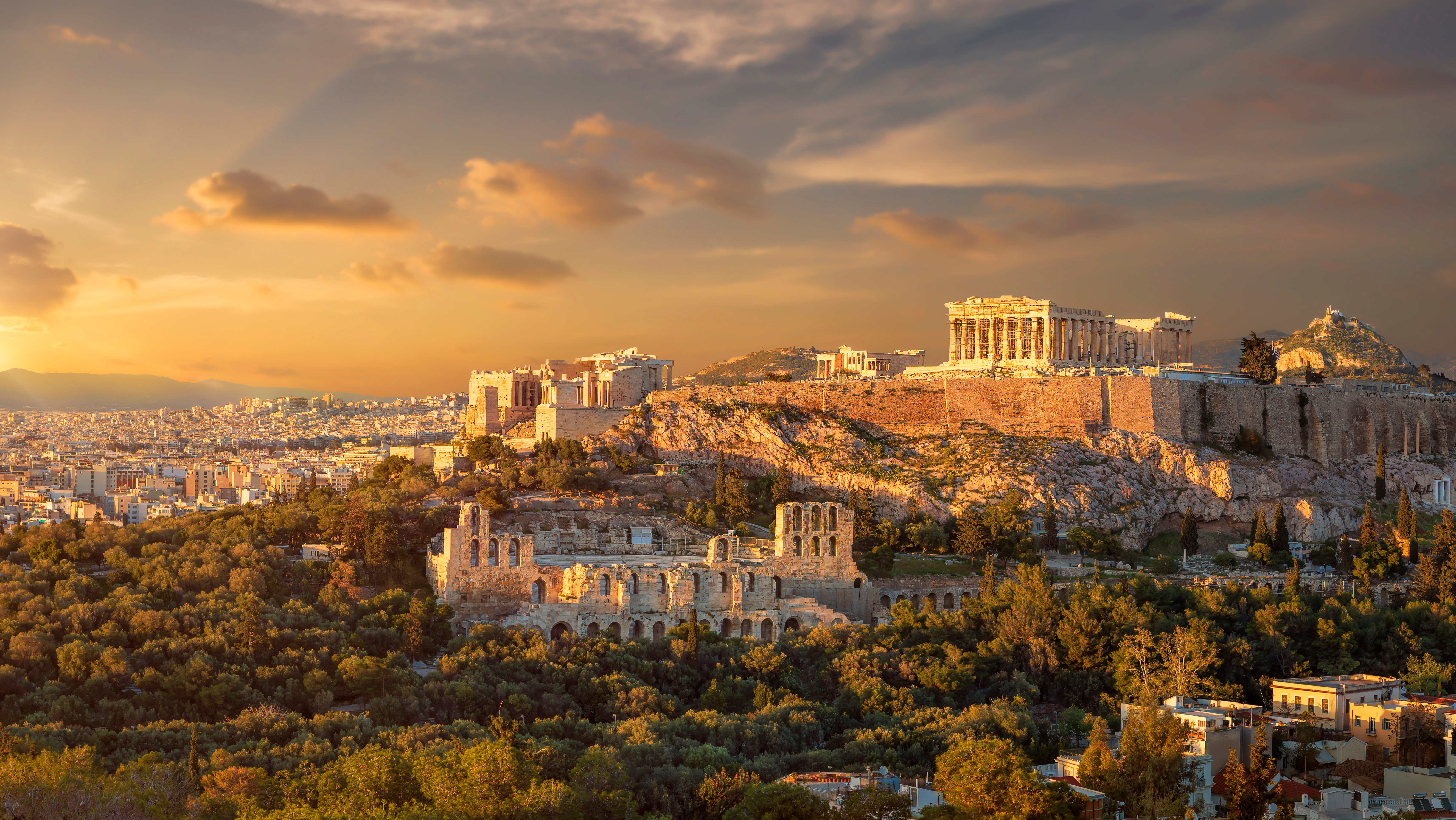 Grækenlands berømte Akropolis i Athen med antikke ruiner ved solnedgangstid