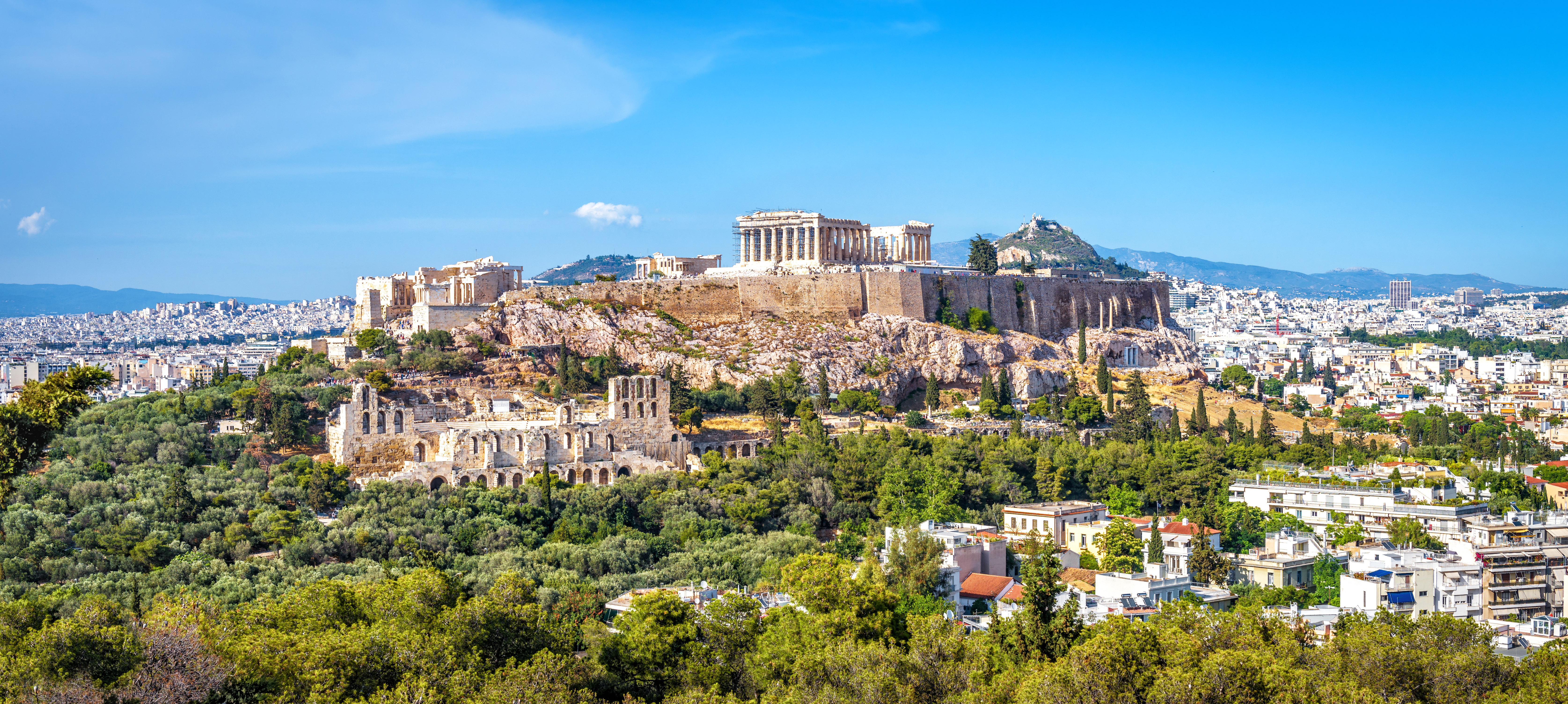Spektakulær udsigt over det historiske Akropolis og det ikoniske Parthenon tempel i Athen på en klar sommerdag