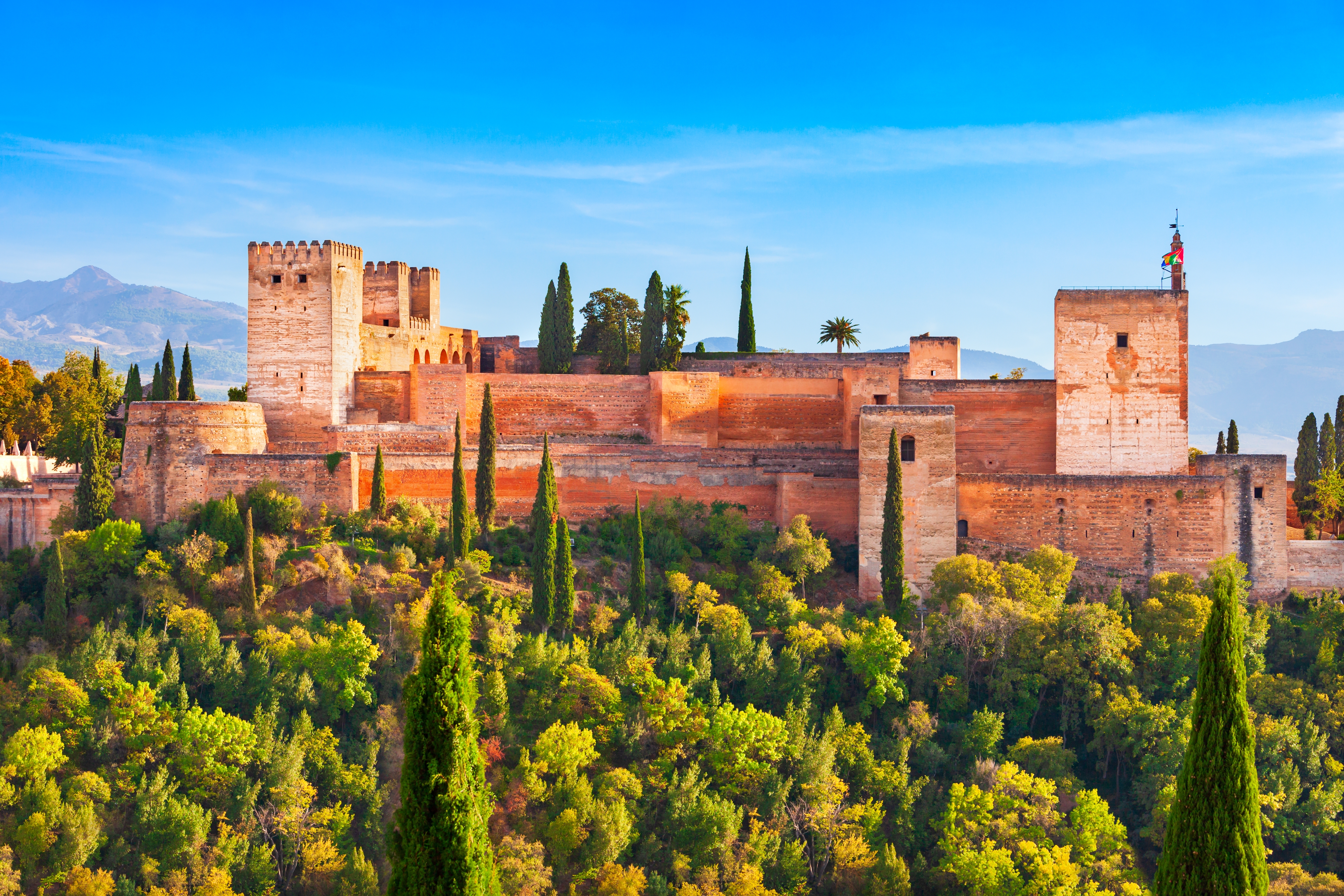 Spektakulær panoramaudsigt over Alhambra-paladset i Granada, Andalusien, der viser den velbevarede islamiske arkitektur fra middelalderen