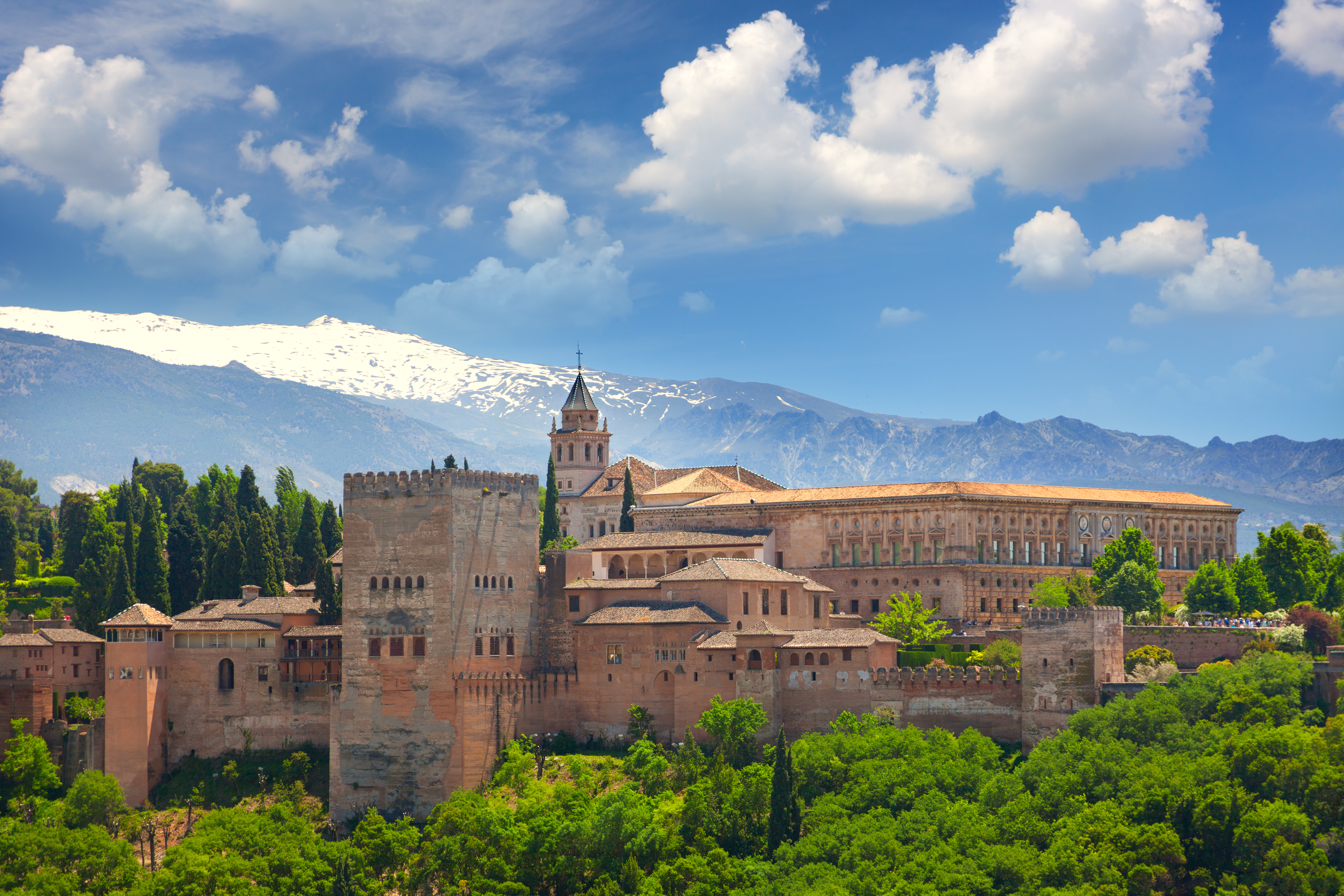Udsigt over den berømte Alhambra-fæstning og det mauriske palads i Granada, Andalusien, med Sierra Nevada i baggrunden
