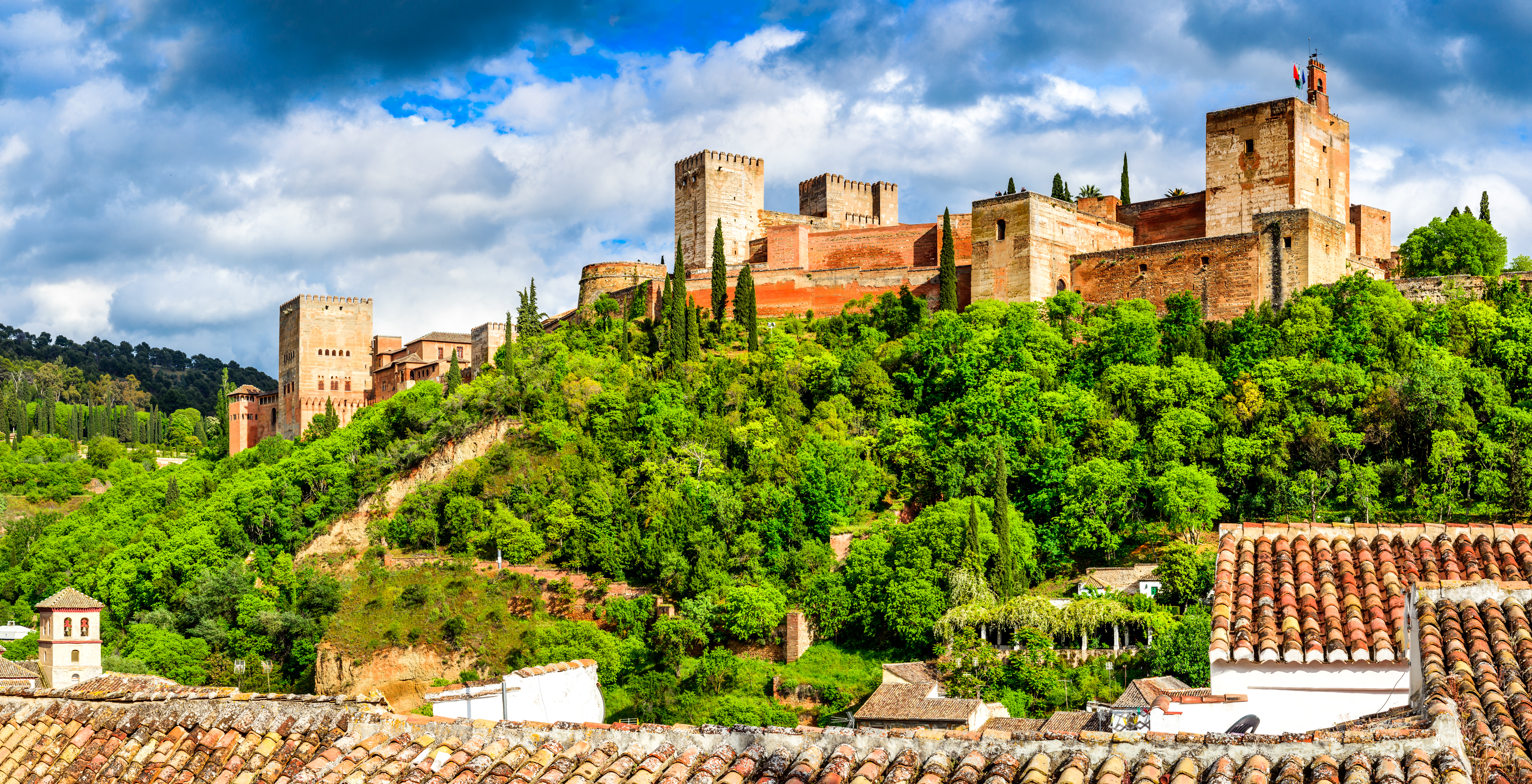 Alhambra UNESCO verdensarv i Granada Spanien med røde paladsmure