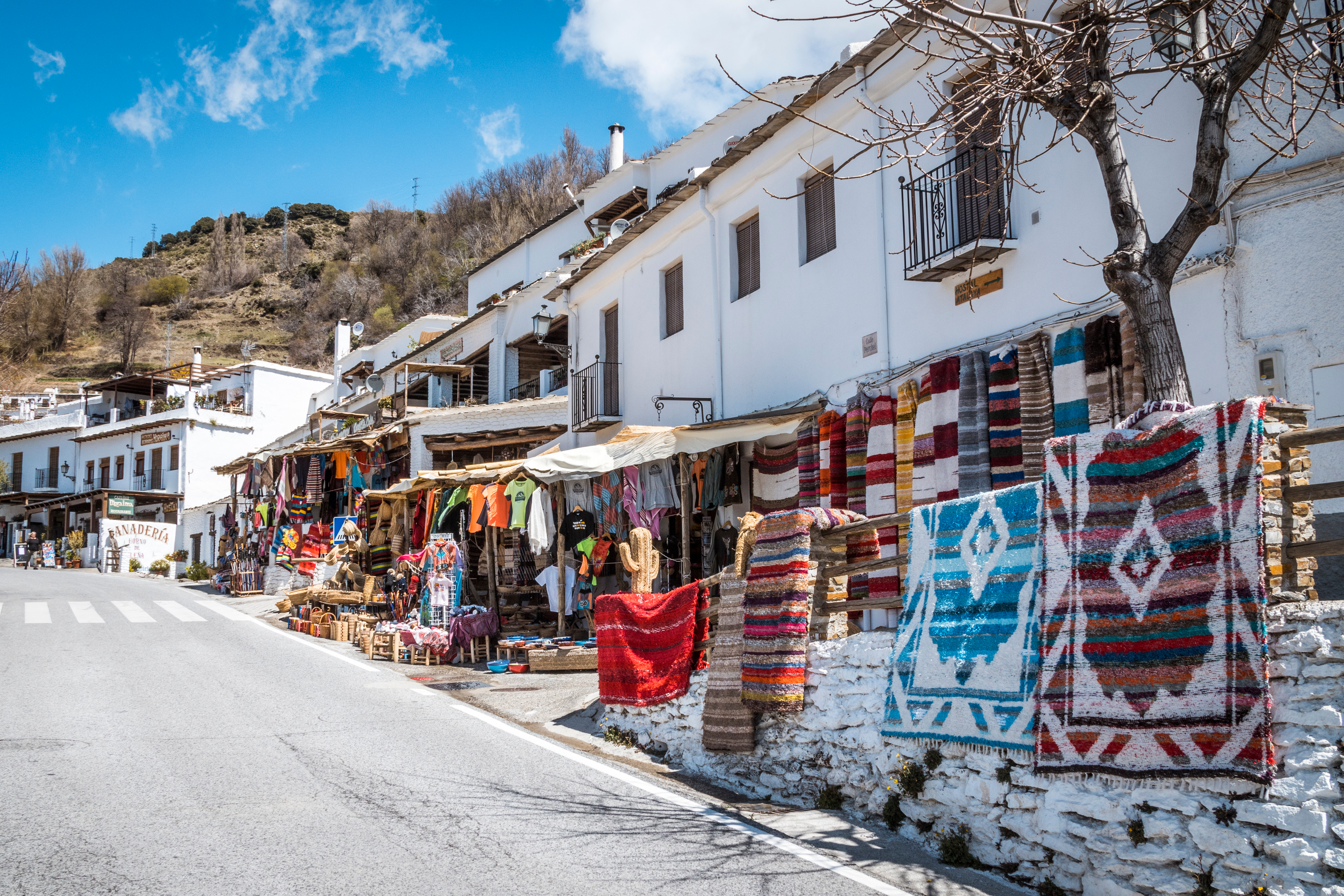 Traditionel hvid landsby i Alpujarra nær Granada med lokalt håndværksmarked