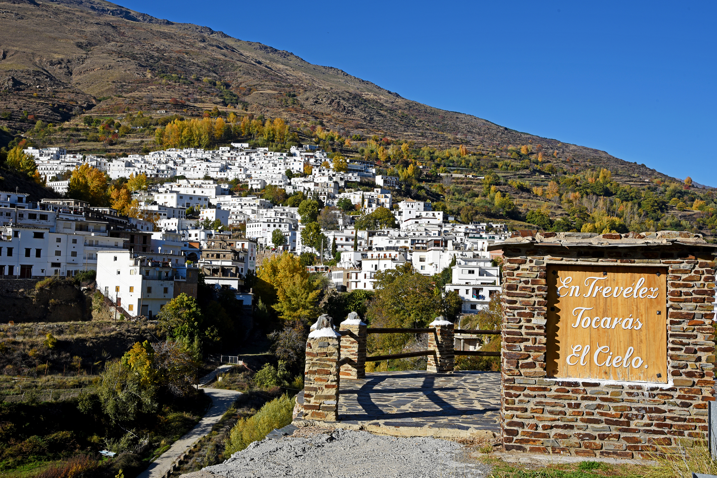 Traditionel bjergby i Granada provence med hvide huse og spektakulær bjerglandskab