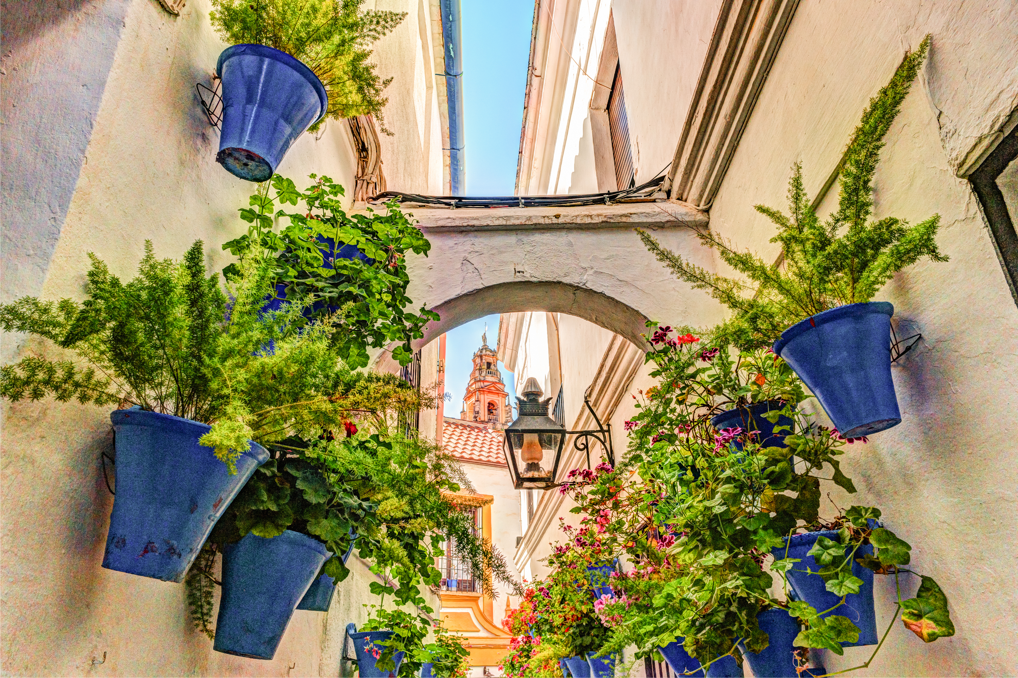 Traditionel patio i Granada med blå blomsterpotter og mediterran charme