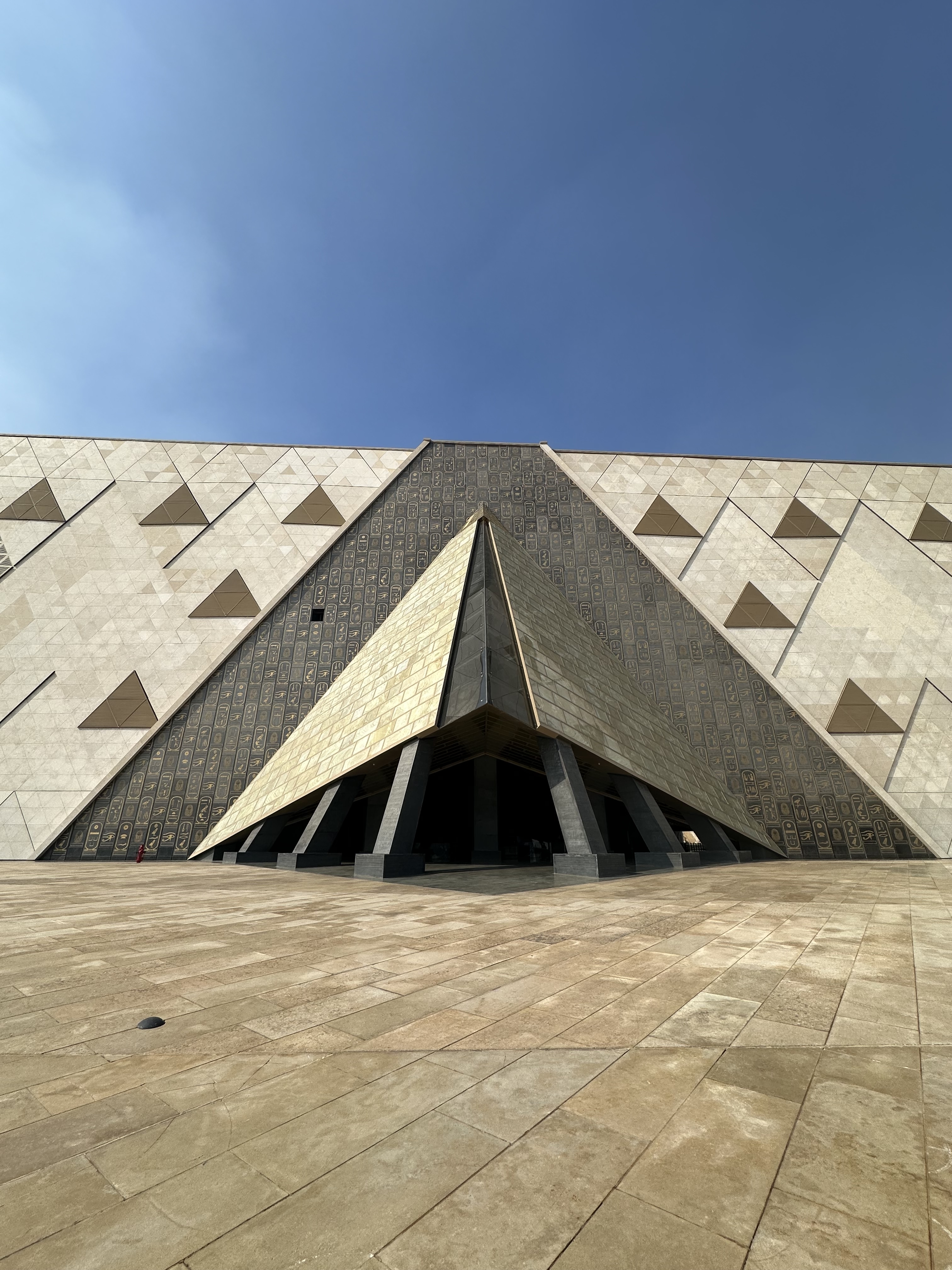 Den imponerende facade på Grand Egyptian Museum i Giza med geometriske detaljer og moderne design