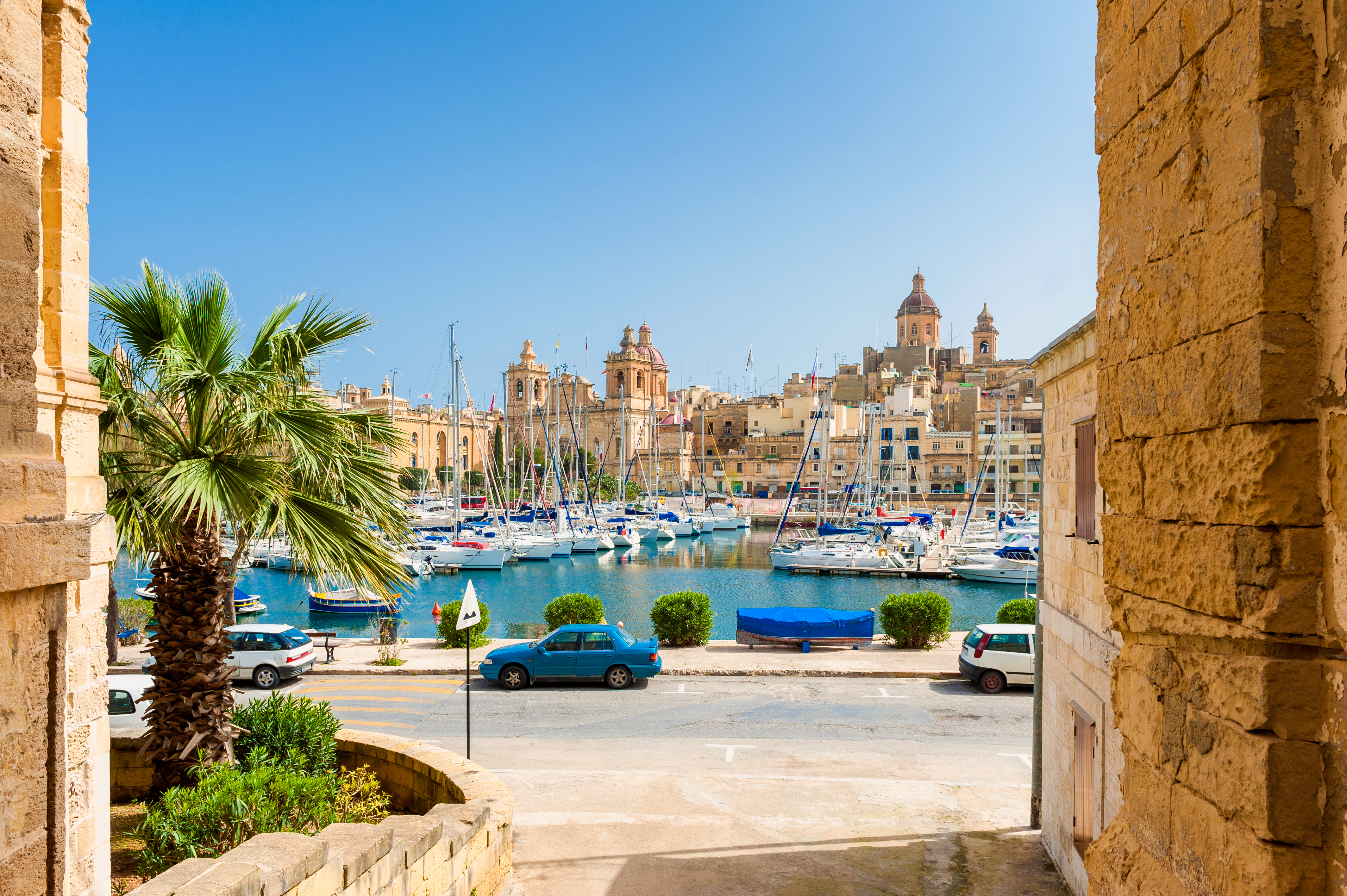 Fantastisk udsigt over lystbådehavnen i Senglea med traditionel maltesisk arkitektur og azurblåt vand