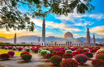 Storslået udsigt over den berømte Grand Moske i Muscat under morgengry, et af Omans mest fotograferede vartegn