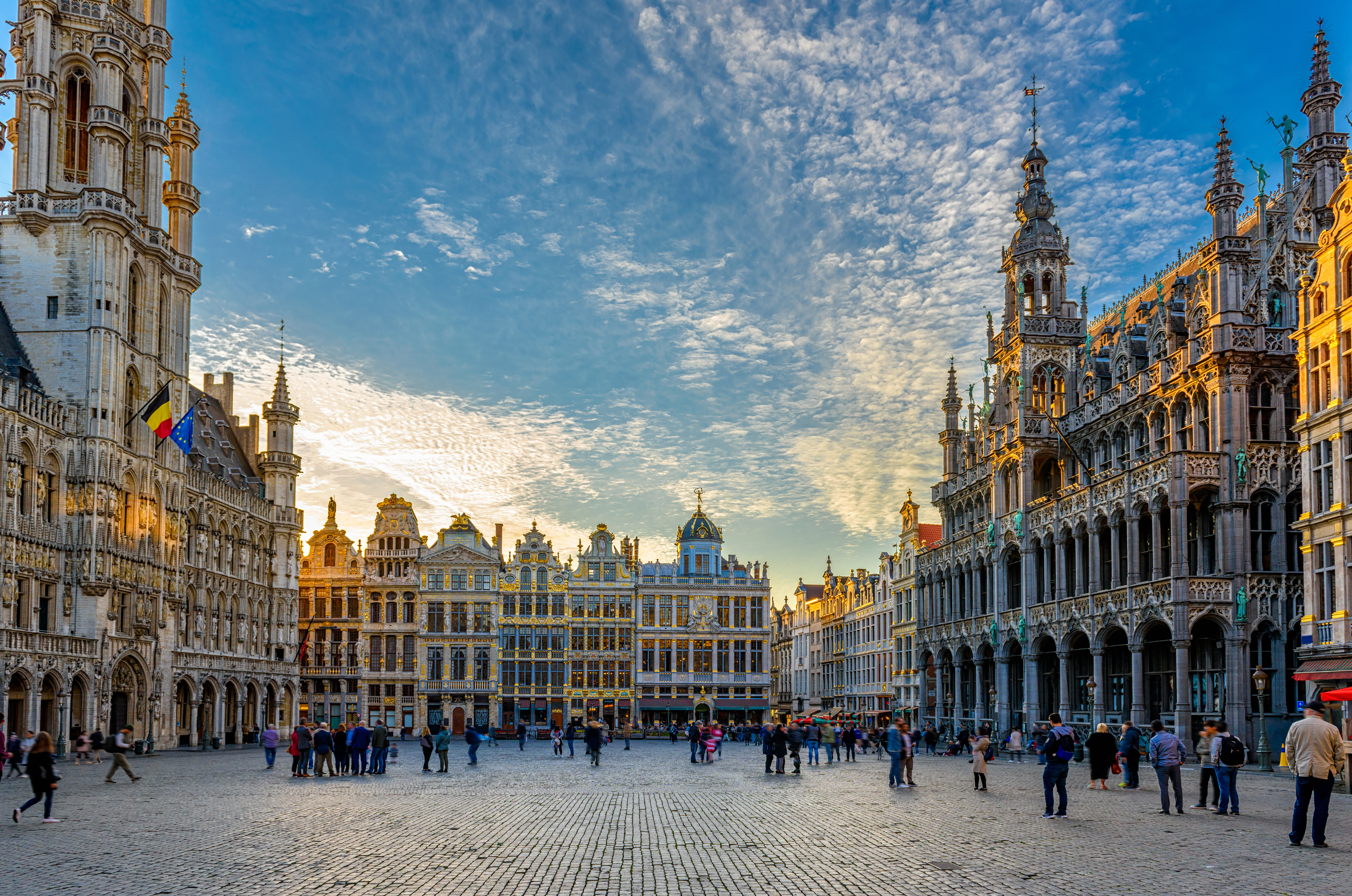 Udsigt over Grand Place i Bruxelles med imponerende gotisk arkitektur og stemningsfuld aftenbelysning, Belgien