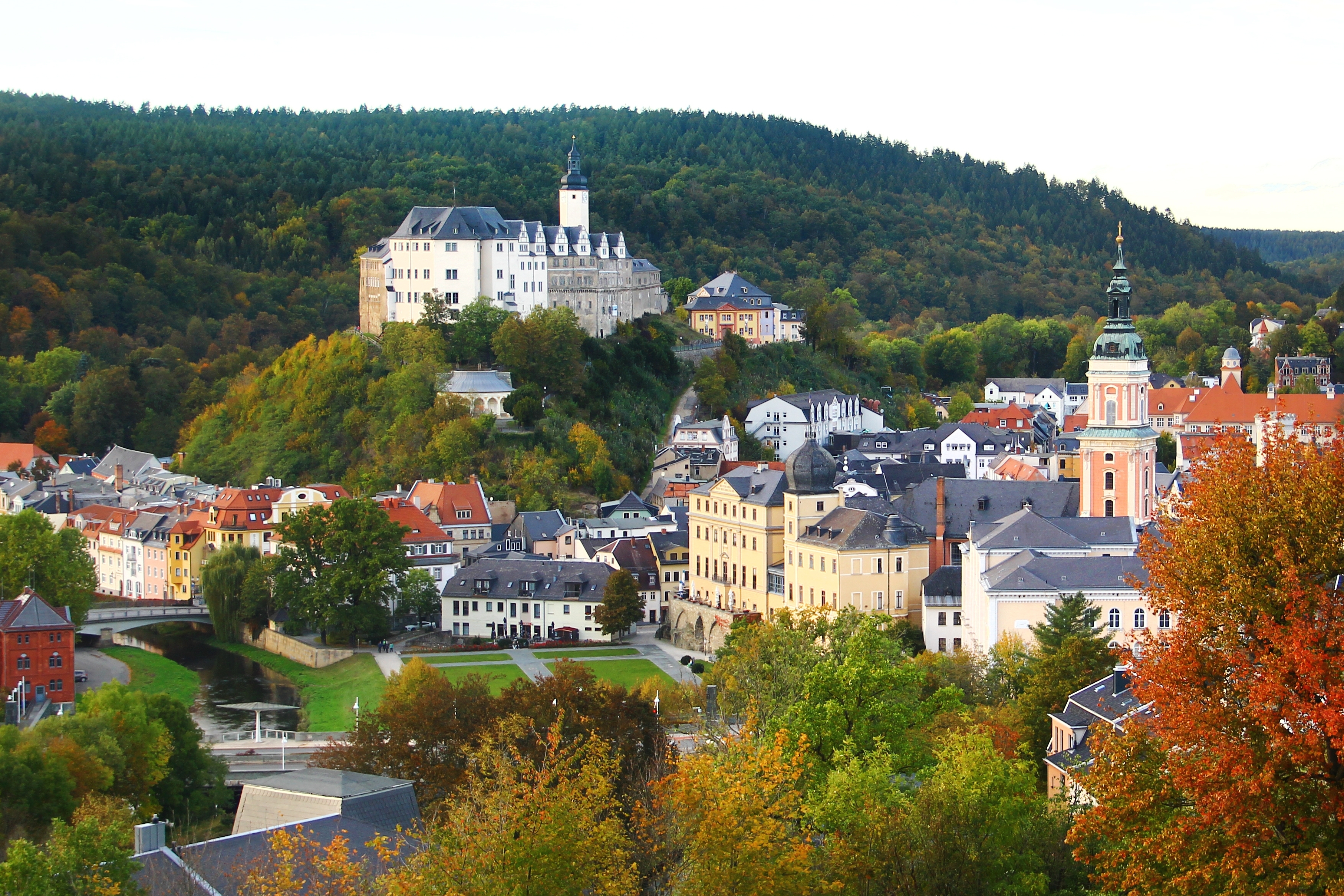 Smuk udsigt over Greiz borg og historisk bykerne i Thüringen Tyskland