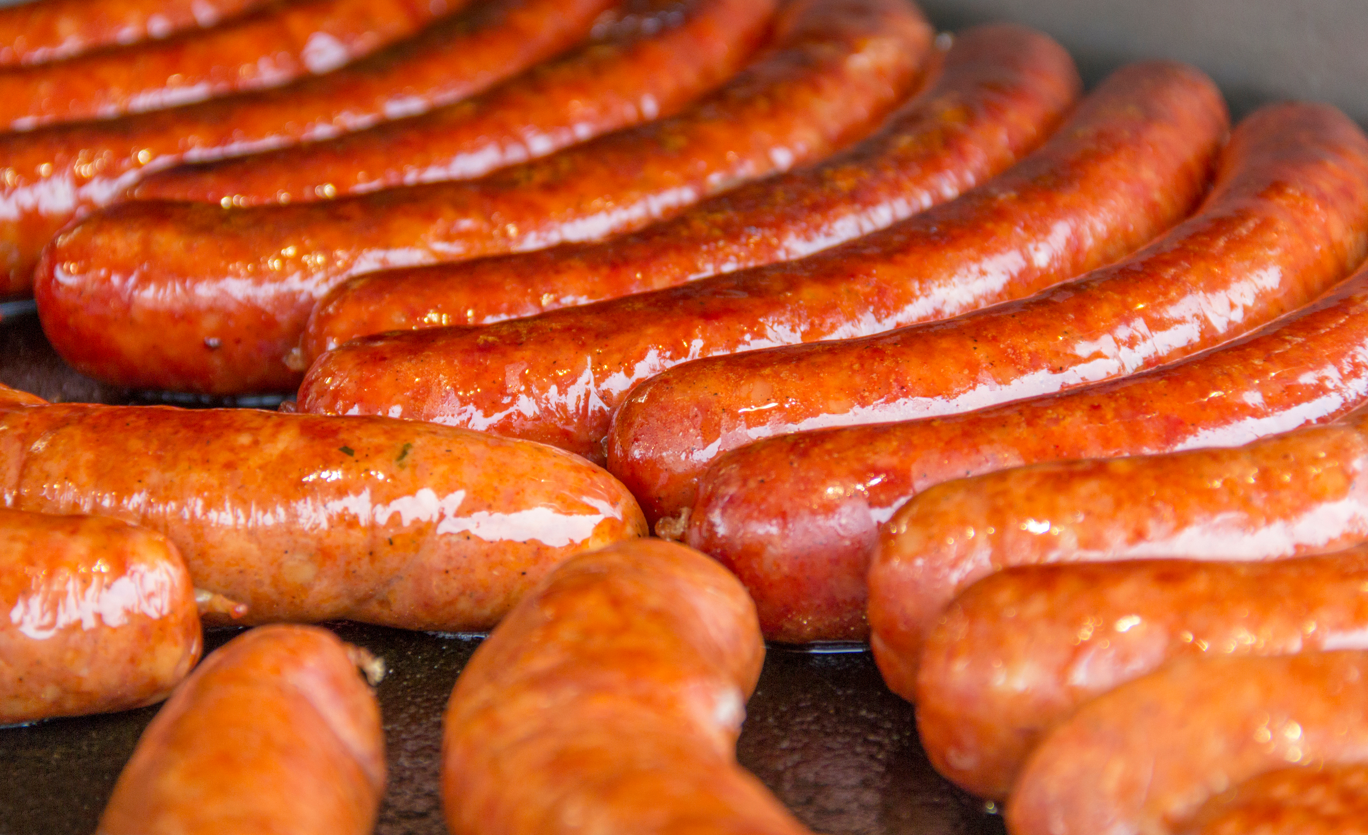 Klassiske grillede pølser på en varm barbecue grill - populær madoplevelse på ferie i sydeuropa