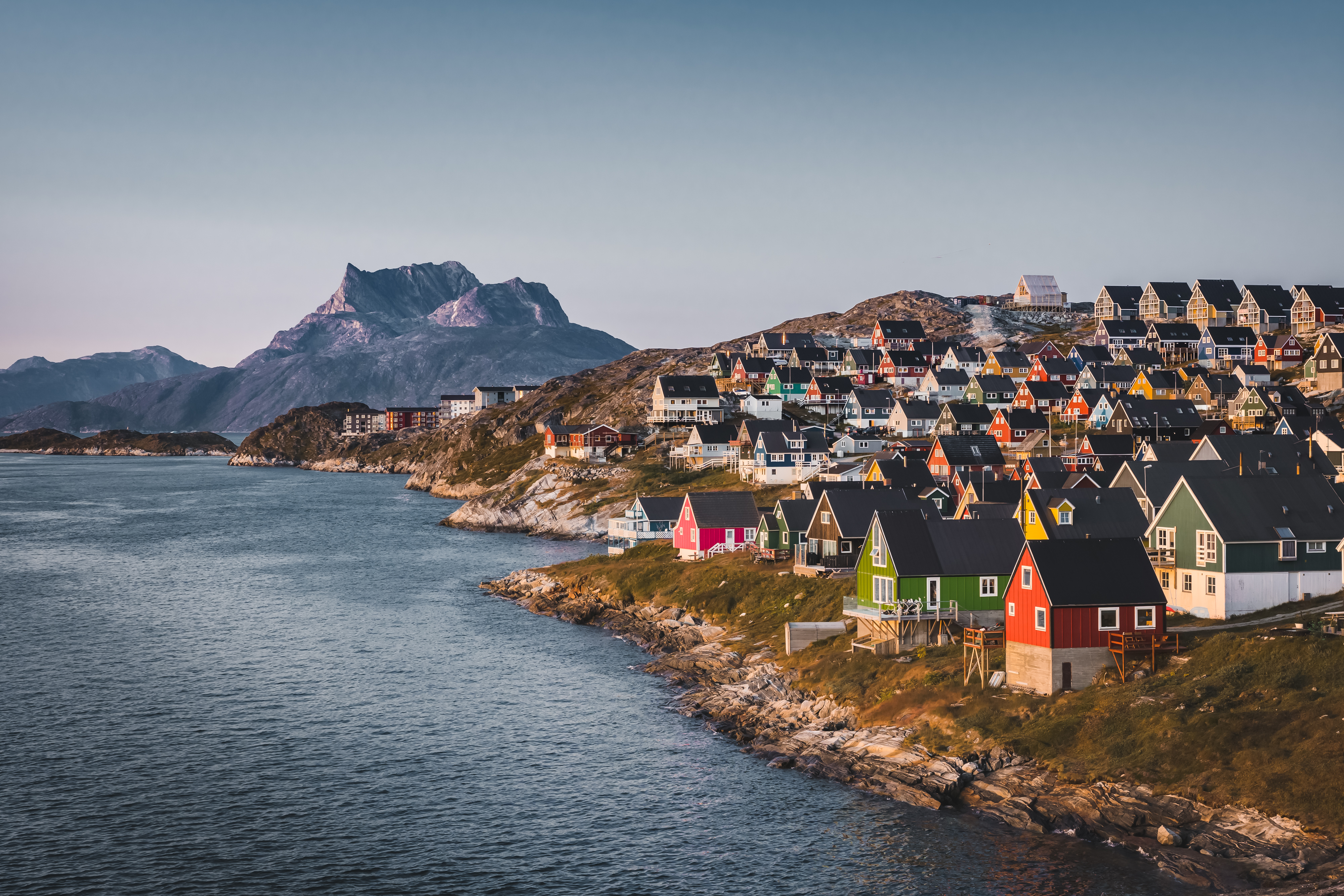 Grønlands smukke hovedstad Nuuk med traditionelle nordiske huse ved fjorden om sommeren