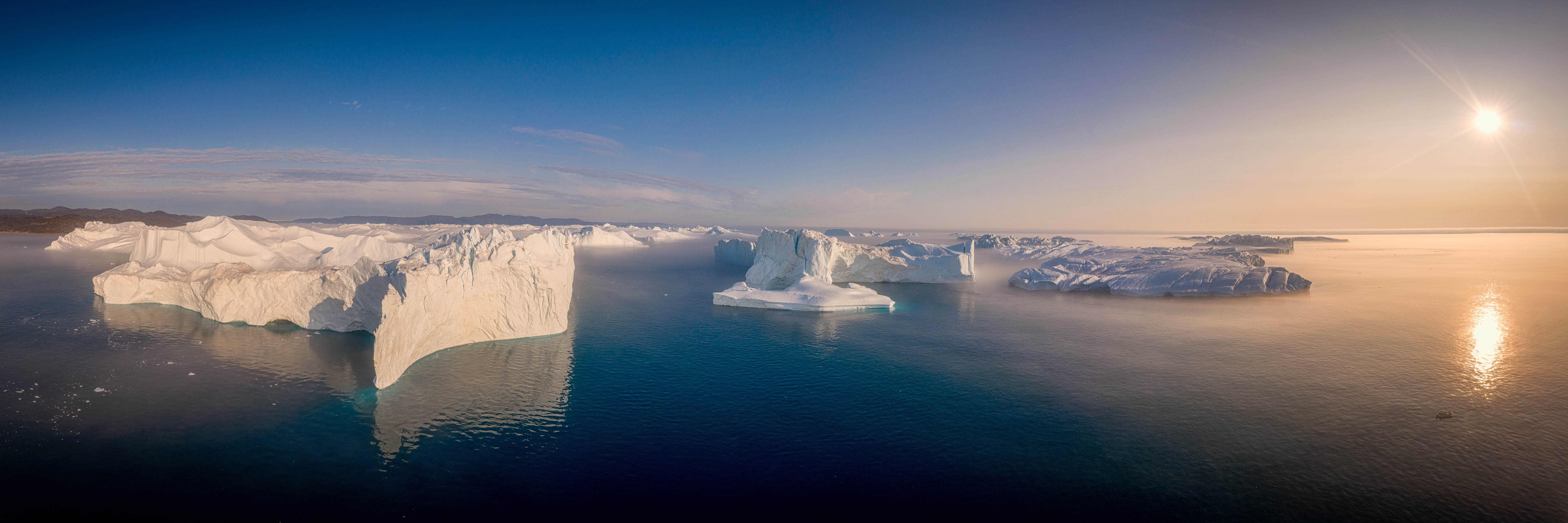 UNESCO verdensarv Ilulissat med spektakulære isbjerg under arktisk himmel