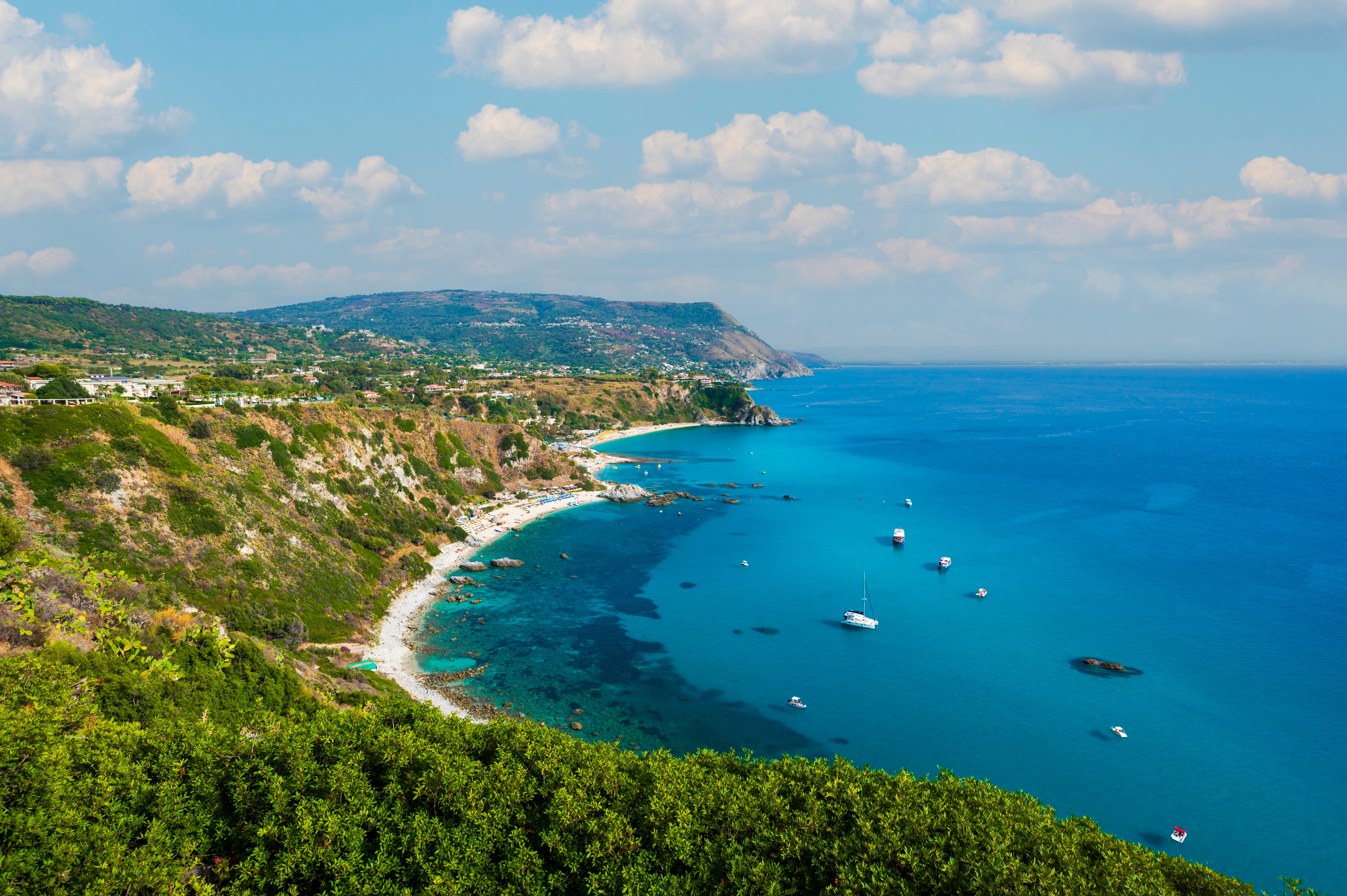 Udsigt over Grotticelle Beach og det turkisblå Middelhav fra Capo Vaticano udsigtspunktet nær Tropea i Calabrien, Italien