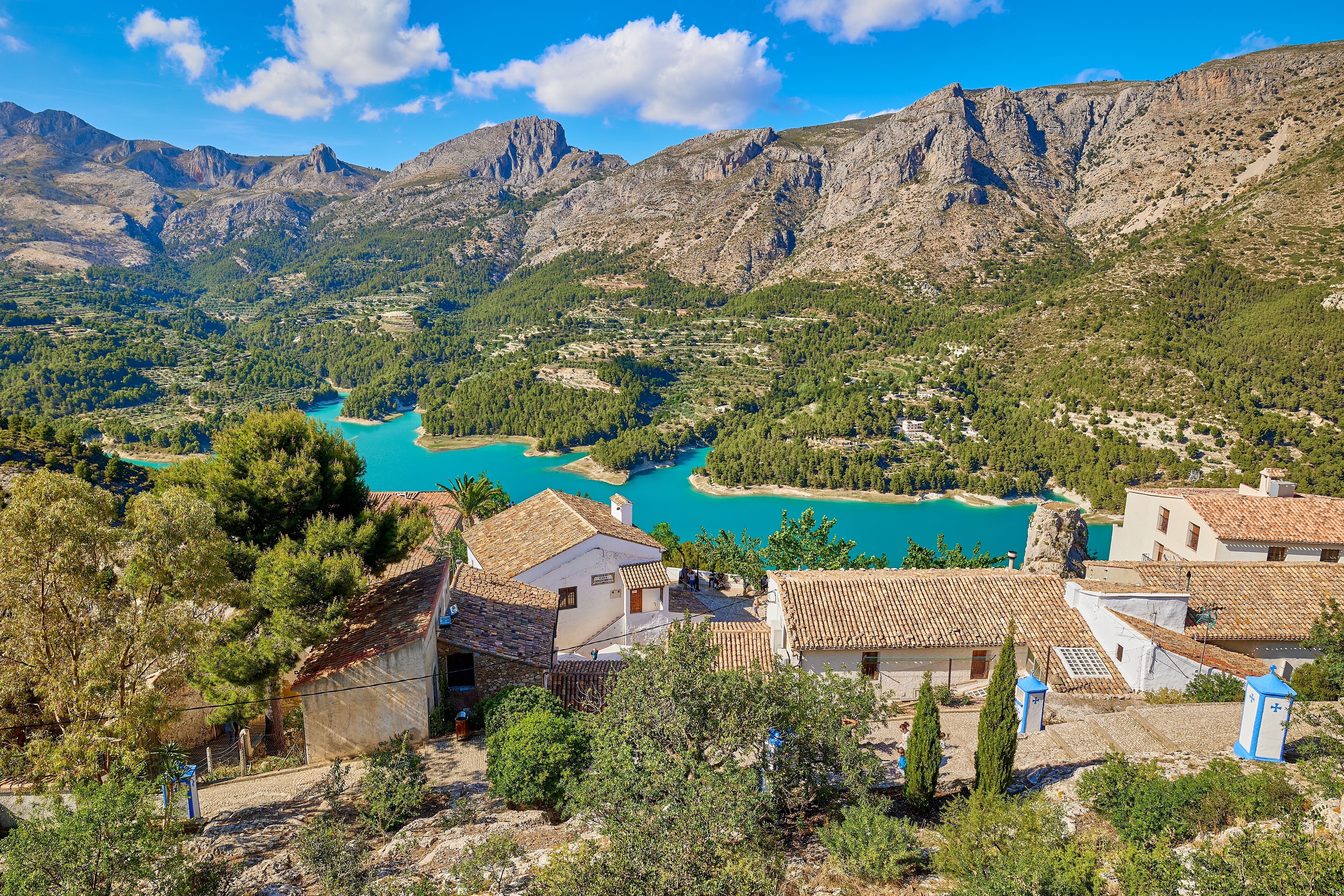 Charmerende Guadalest bjerglandsby med turkisblaa soe i Costa Blanca bjergene