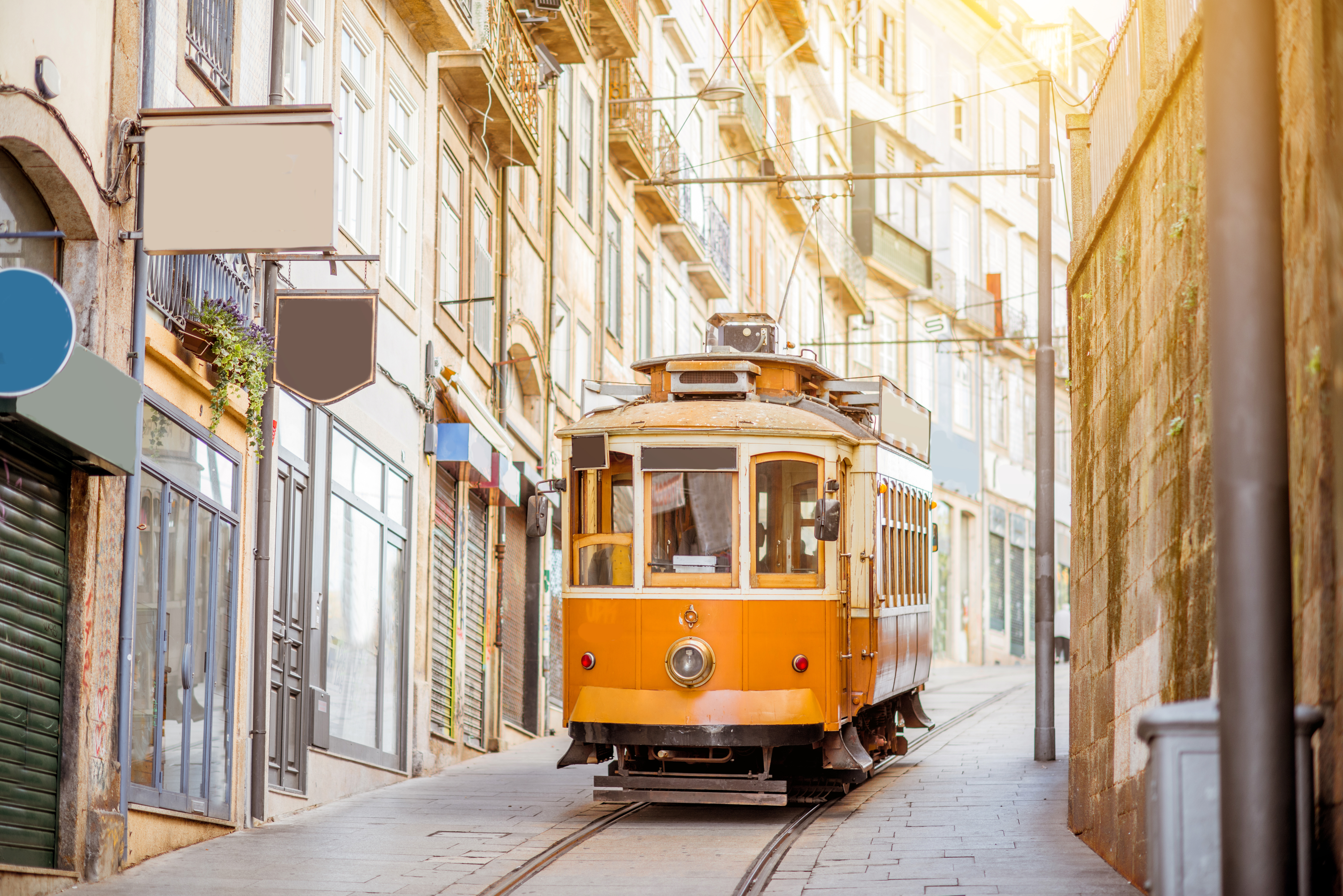 Charmerende gul vintage sporvogn i en smal gade i den historiske gamle bydel i Porto, Portugal