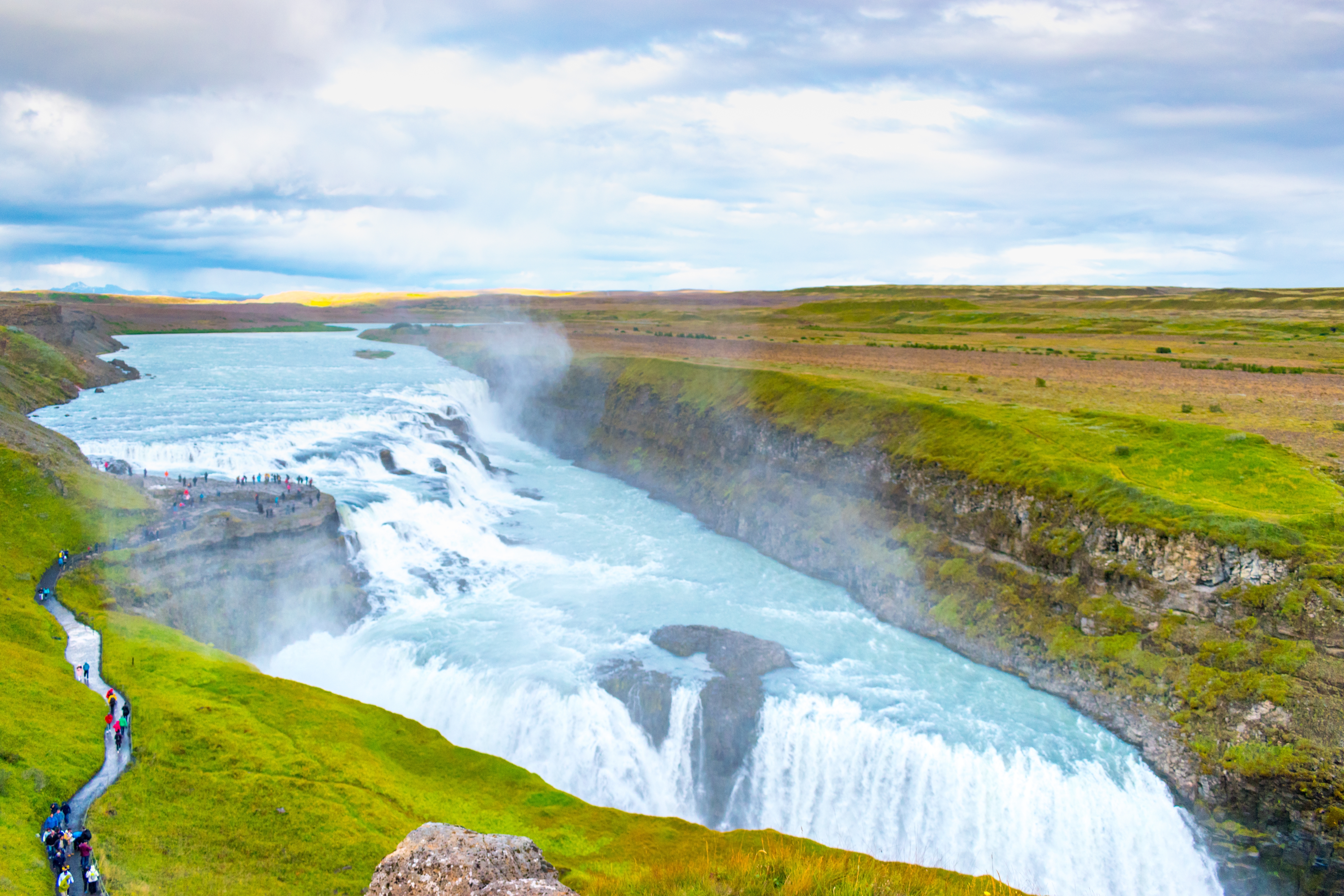 Gullfoss det gyldne vandfald på Island i smukt sommerlandskab