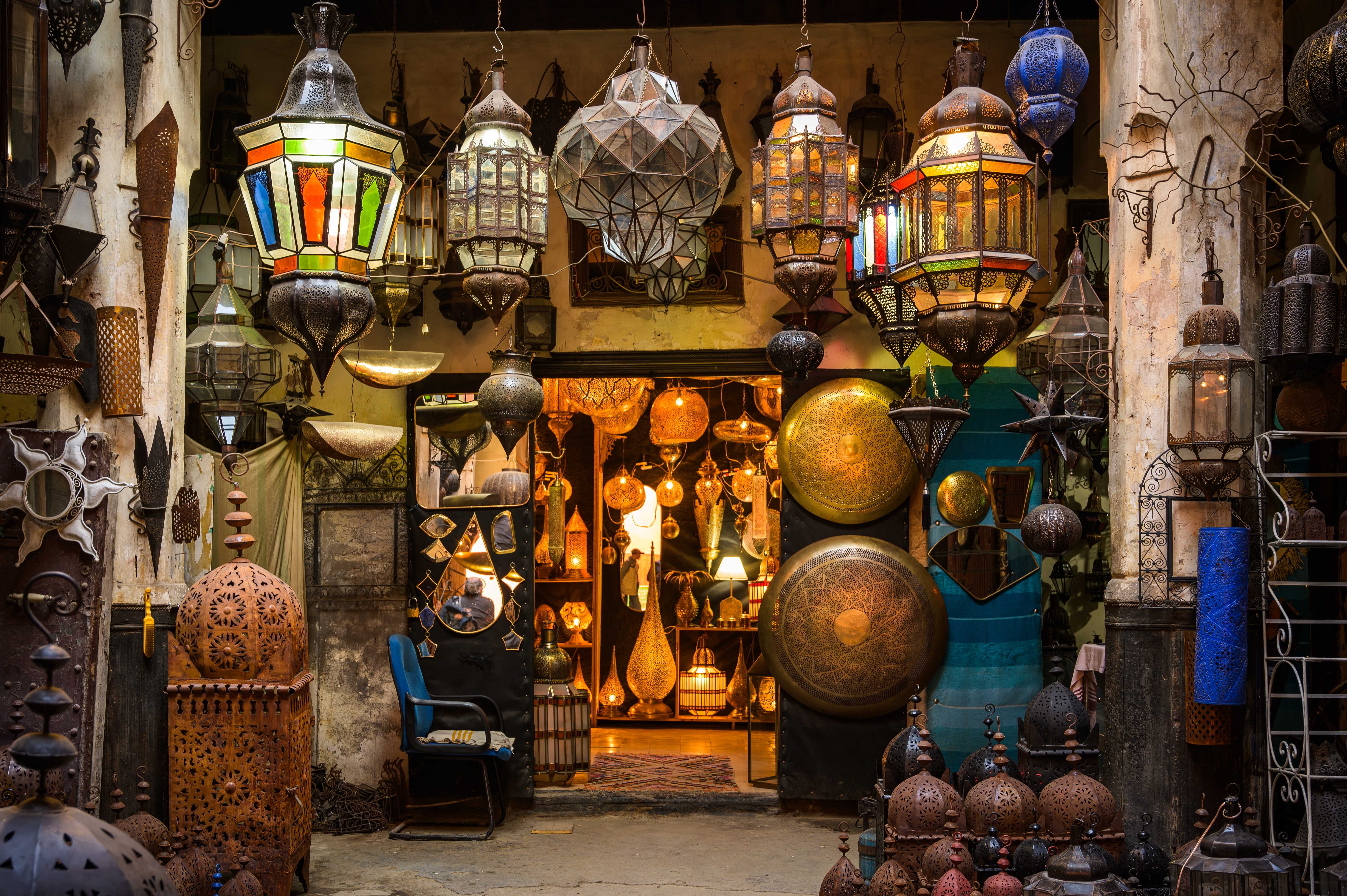 Eksotiske håndlavede lamper og lygter i den berømte souk i Marrakech medina, Marokko