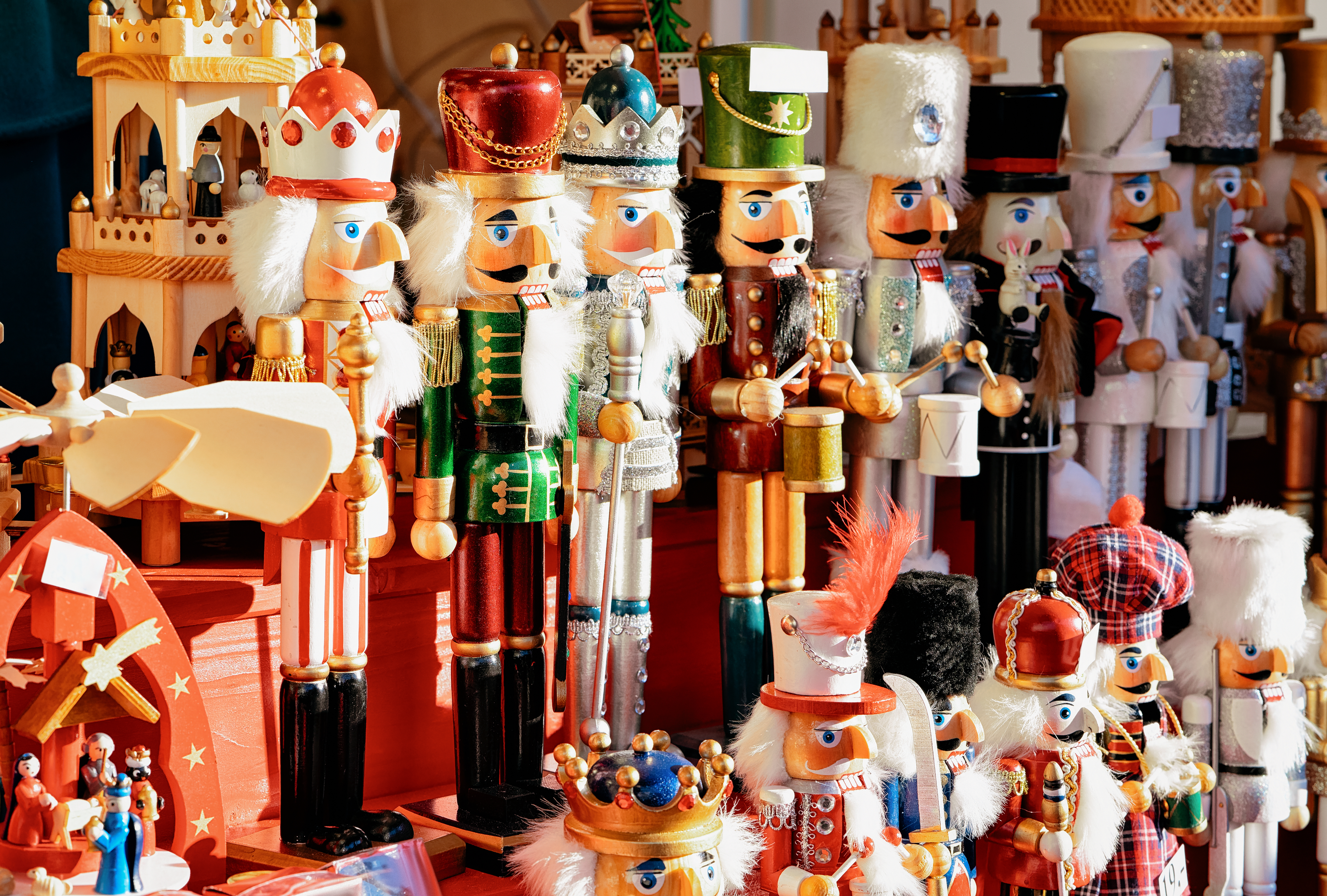 Farverige træ nøddeknækkere og juledekoration på tysk weihnachtsmarkt