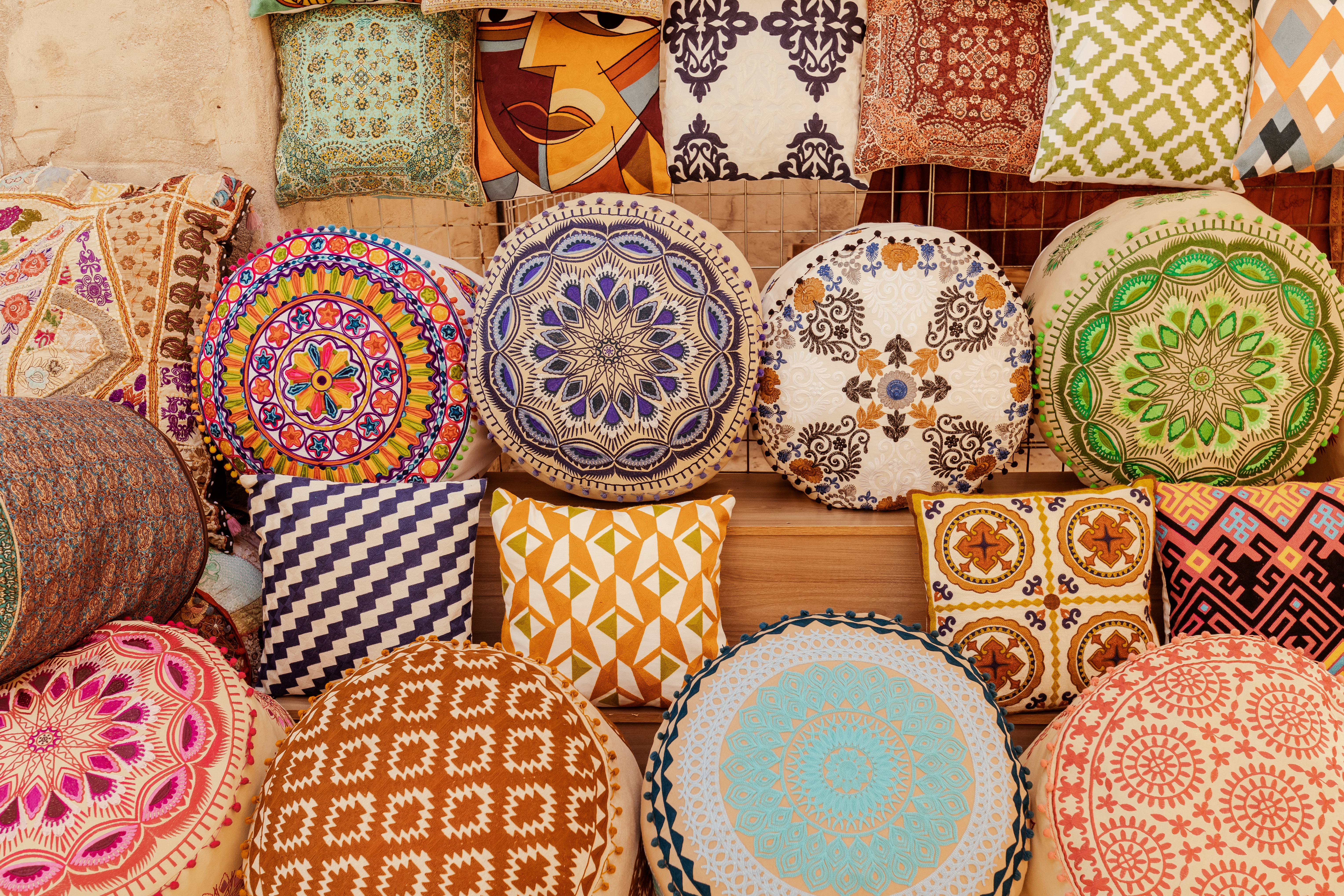 Traditionelle arabiske håndlavede puder med smukke orientalske mønstre på Dubai Old Souq marked i UAE