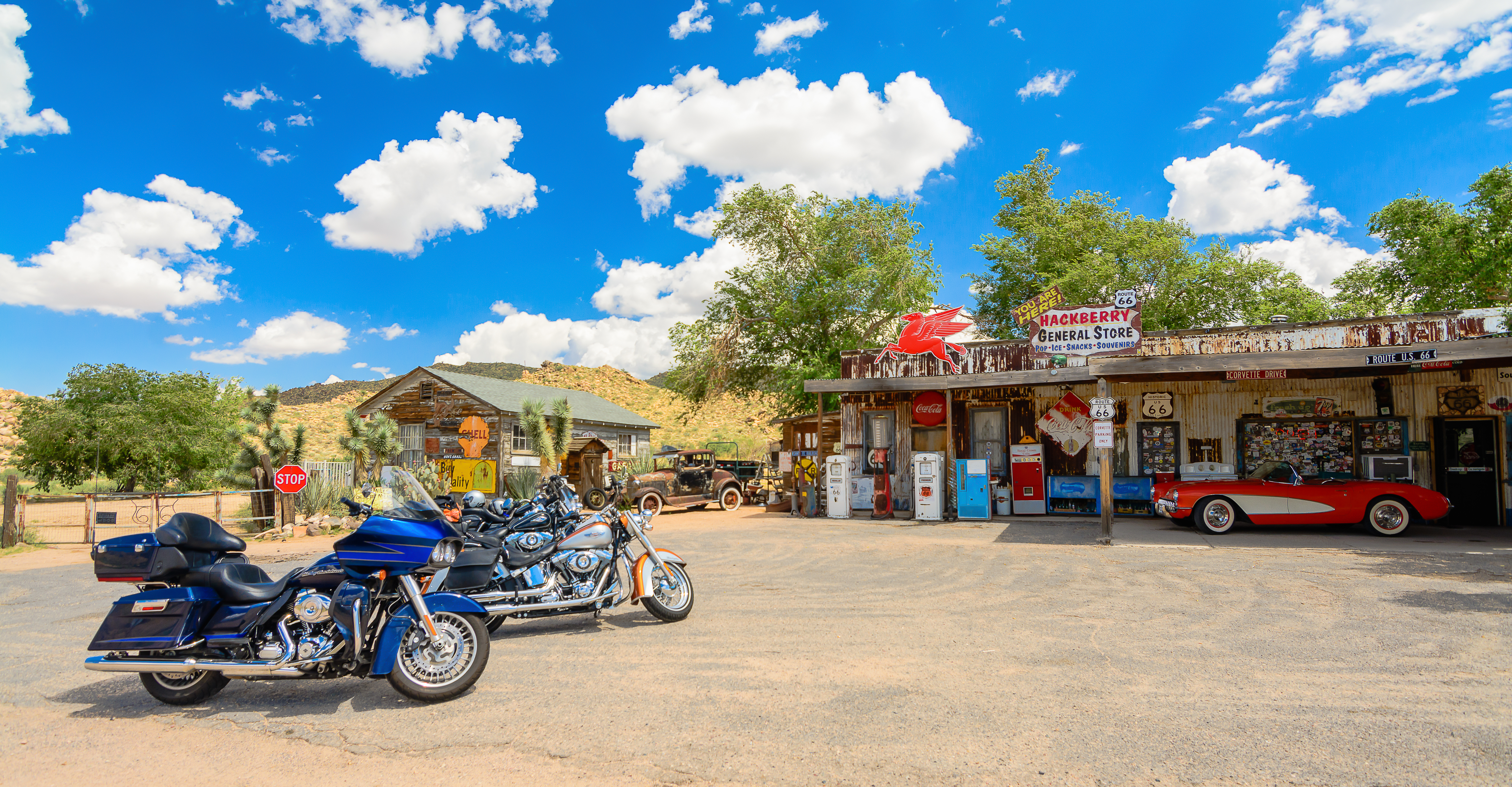 Historisk general store og tankstation i Hackberry på Route 66 med klassiske køretøjer