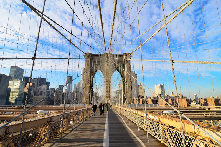 Brooklyn hængebro med spektaculær udsigt over Manhattan i New York