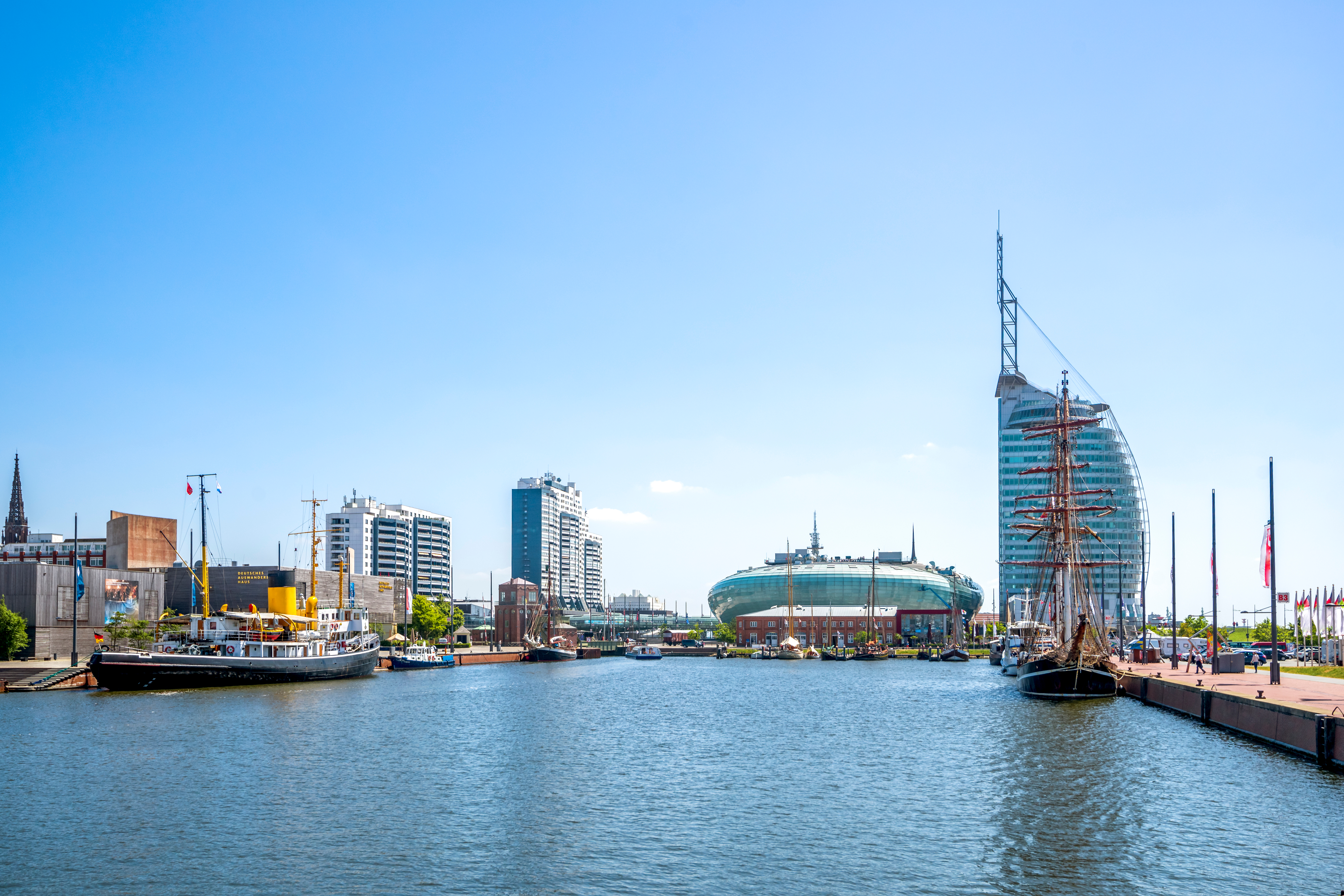 Fascinerende Hafenwelten havneområde i Bremerhaven med spændende arkitektur, blåt vand og maritime seværdigheder ved den tyske Nordsøkyst