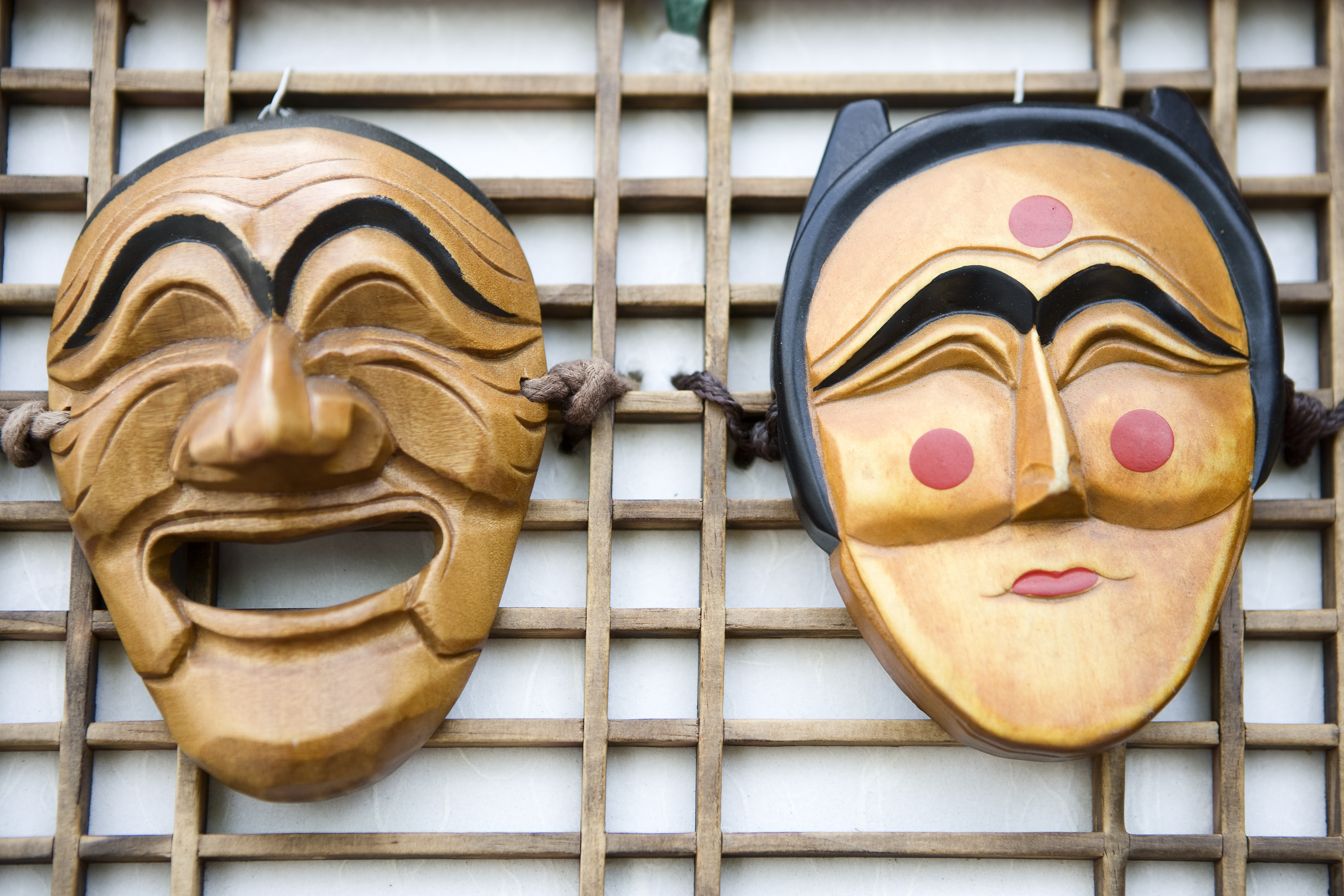 Farvestrålende Hahoe-maske fra Korea med traditionelt design og håndværk, en populær souvenir fra gademarkederne i Insadong, Seoul og andre turistområder i Sydkorea