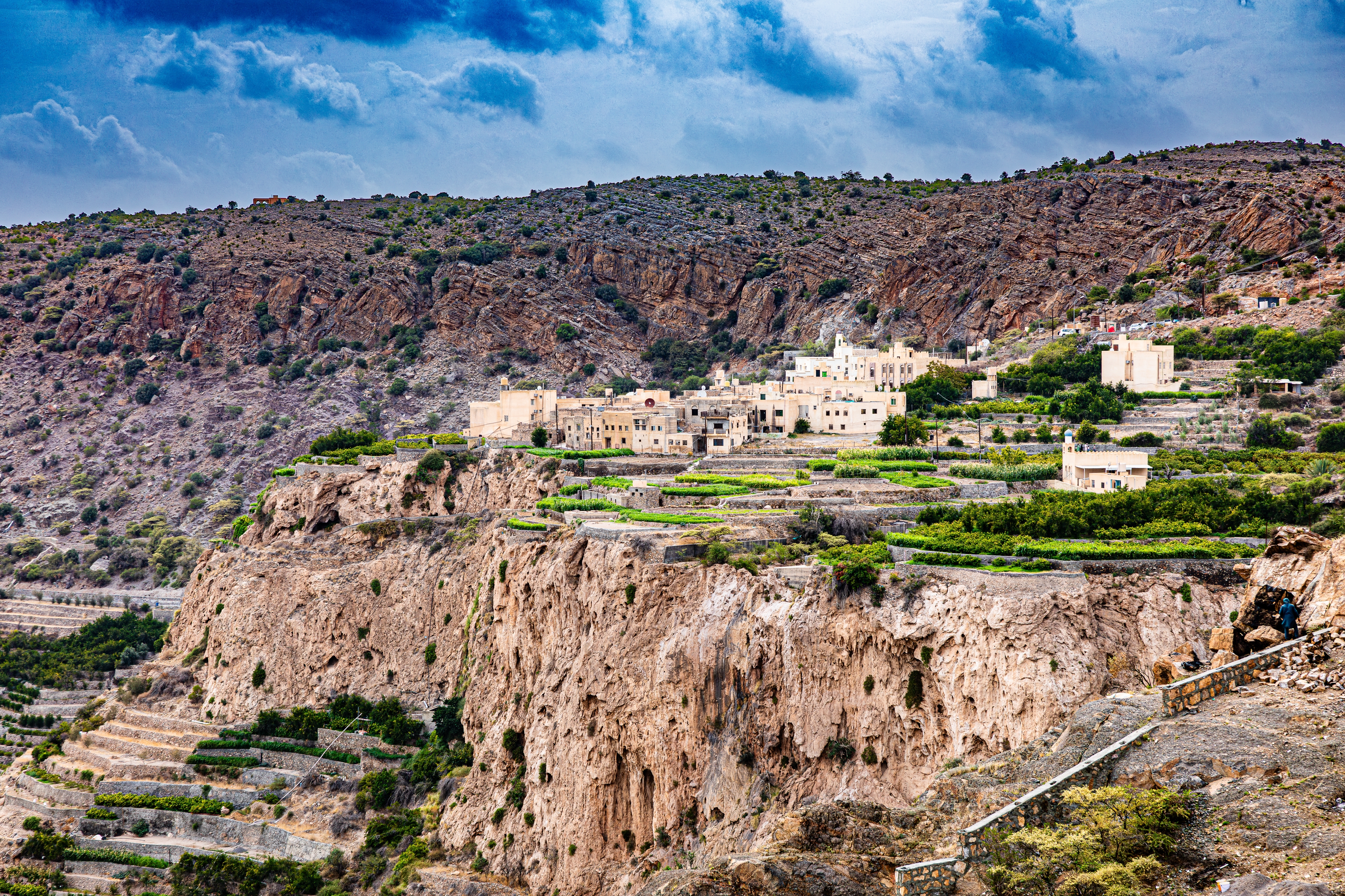 Fascinerende bjerglandskab i Jebel Akhdar i Omans Hajar-bjergkæde, hvor rosendalen og terrassemarker skaber en frodig oase i bjergene