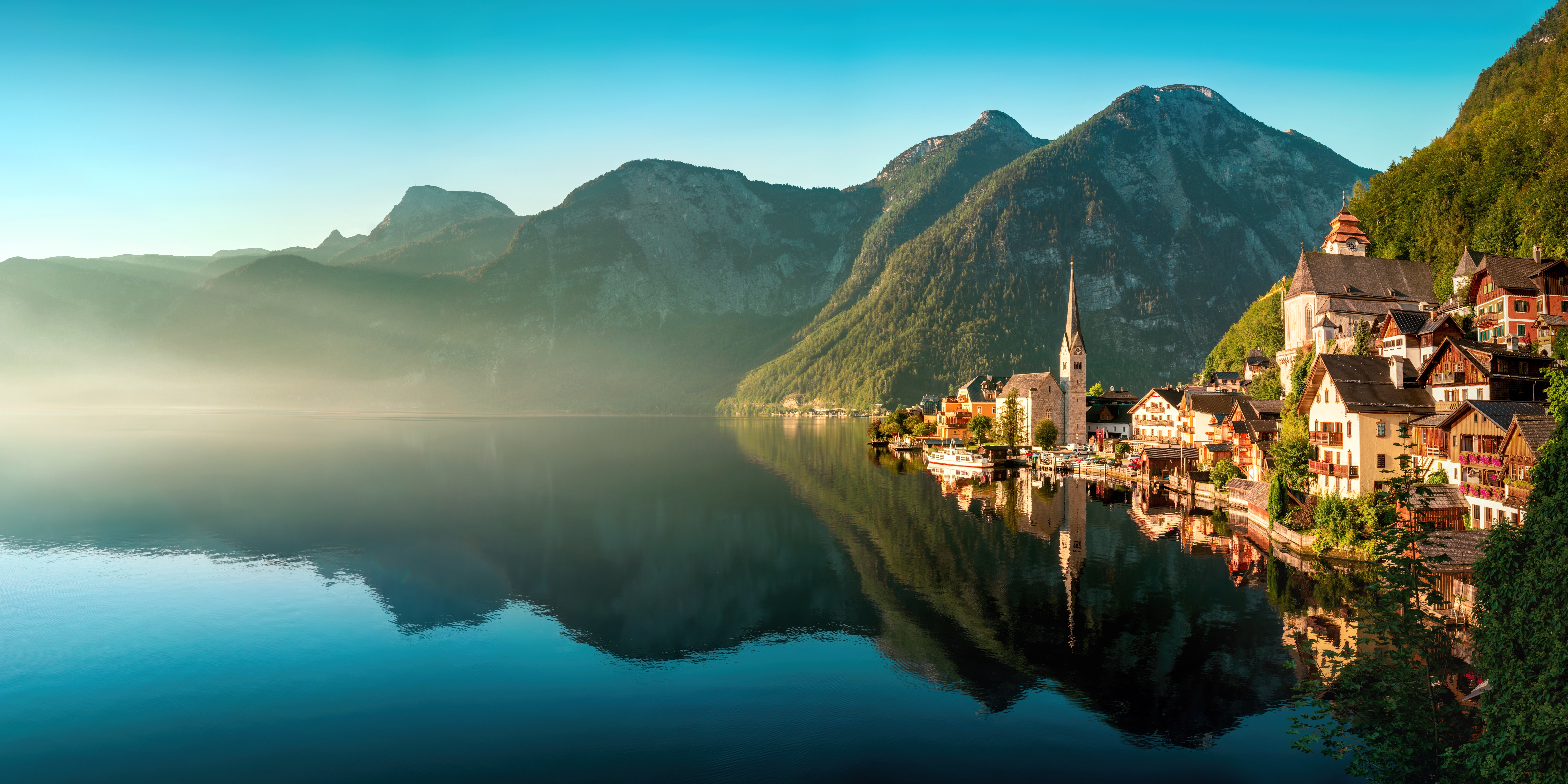 Smuk udsigt over Hallstatt i Østrig med alpebjerge og rolig sø i det tidlige morgenlys