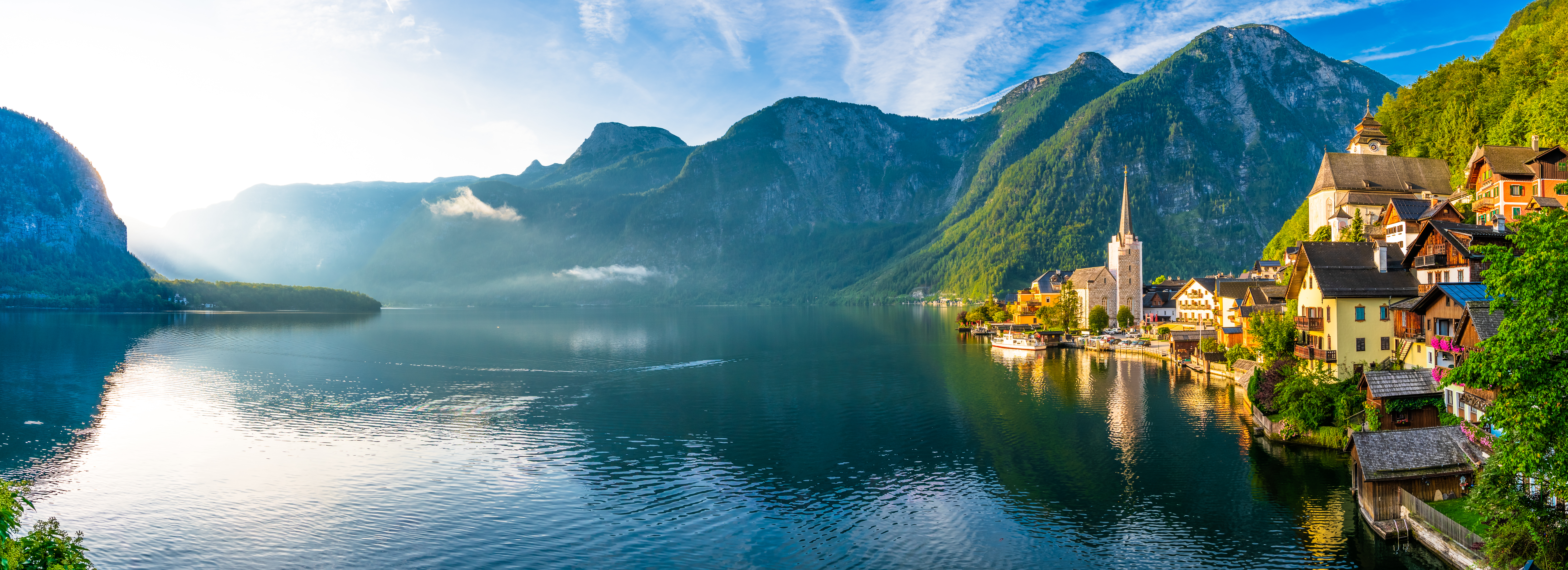 Magisk solopgang over den historiske UNESCO-by Hallstatt ved alpesøen Hallstättersee i Salzkammergut, Østrig