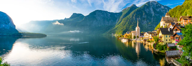 Magisk solopgang over den historiske UNESCO-by Hallstatt ved alpesøen Hallstättersee i Salzkammergut, Østrig