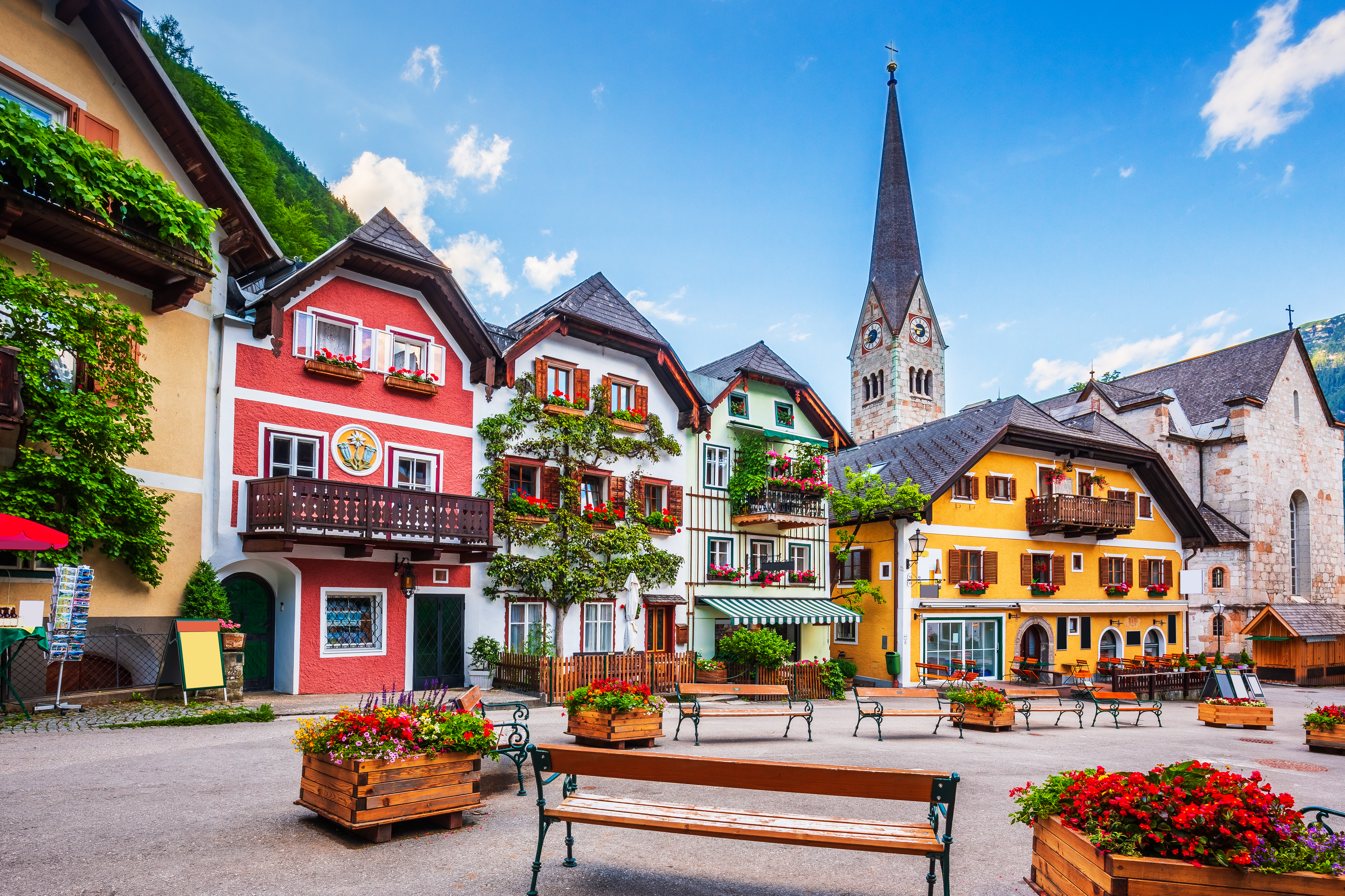 Betagende udsigt over det centrale torv i Hallstatt, en perle i de østrigske Alper med sin unikke arkitektur og smukke beliggenhed