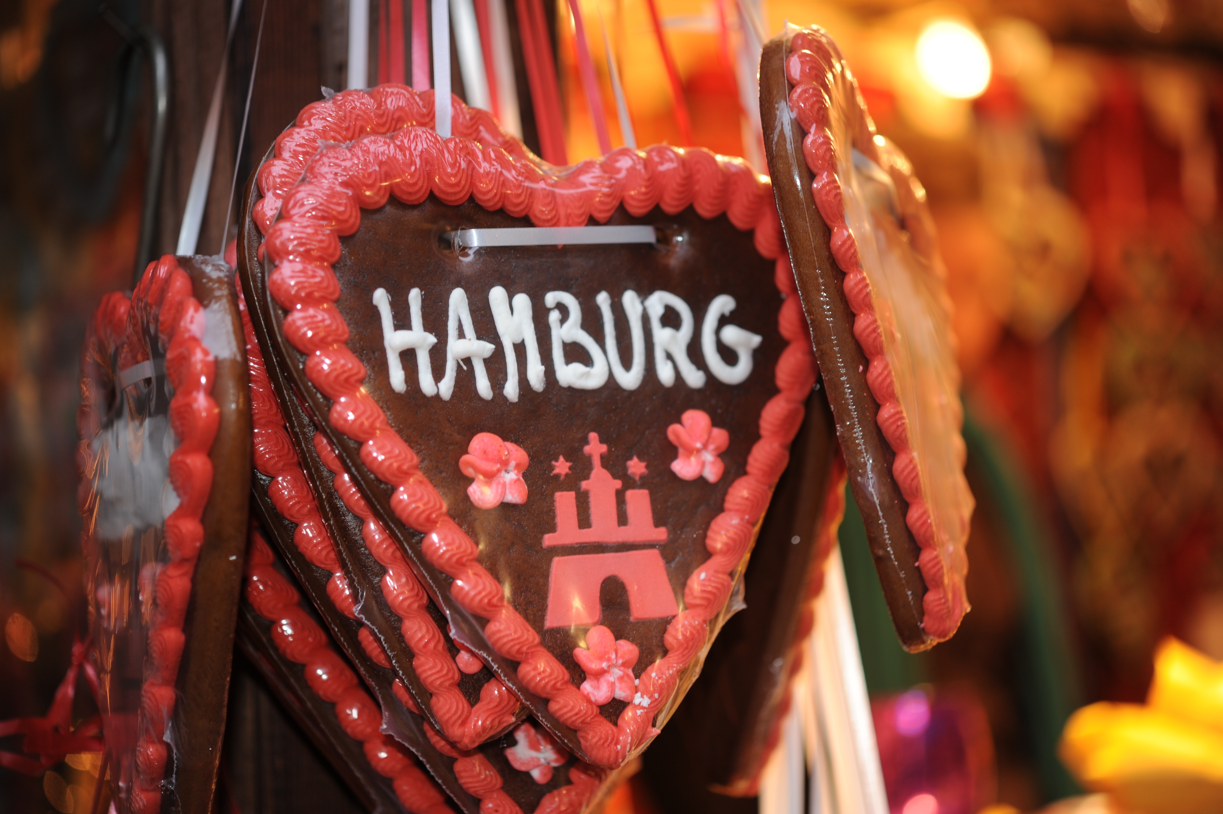 Traditionelt peberkagehjerte med Hamburg tekst og rød glasur