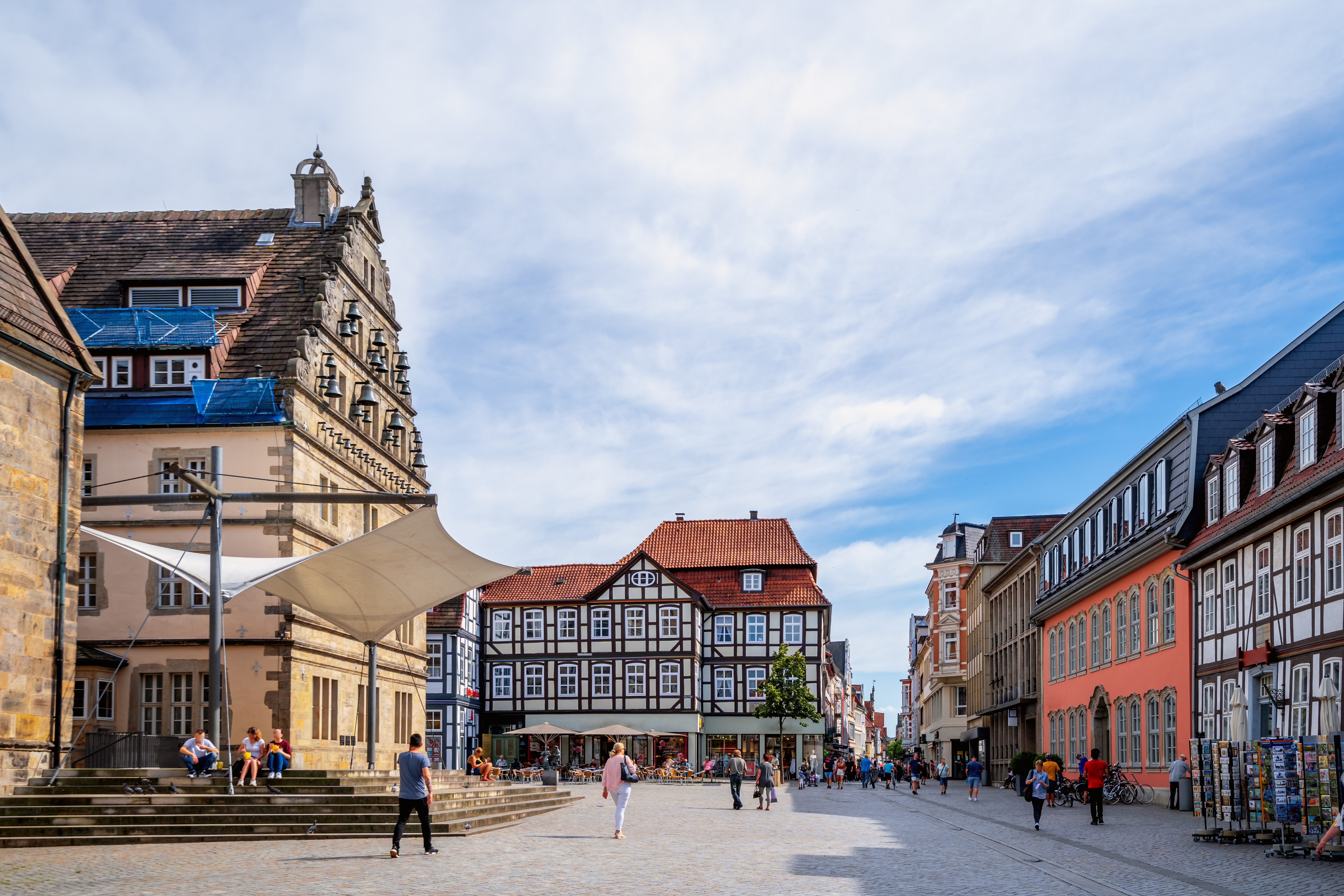Historiske bindingsværkshuse og brolagt torv i Hamelns gamle bydel i Niedersachsen, Tyskland – en charmerende destination fyldt med kultur og historie