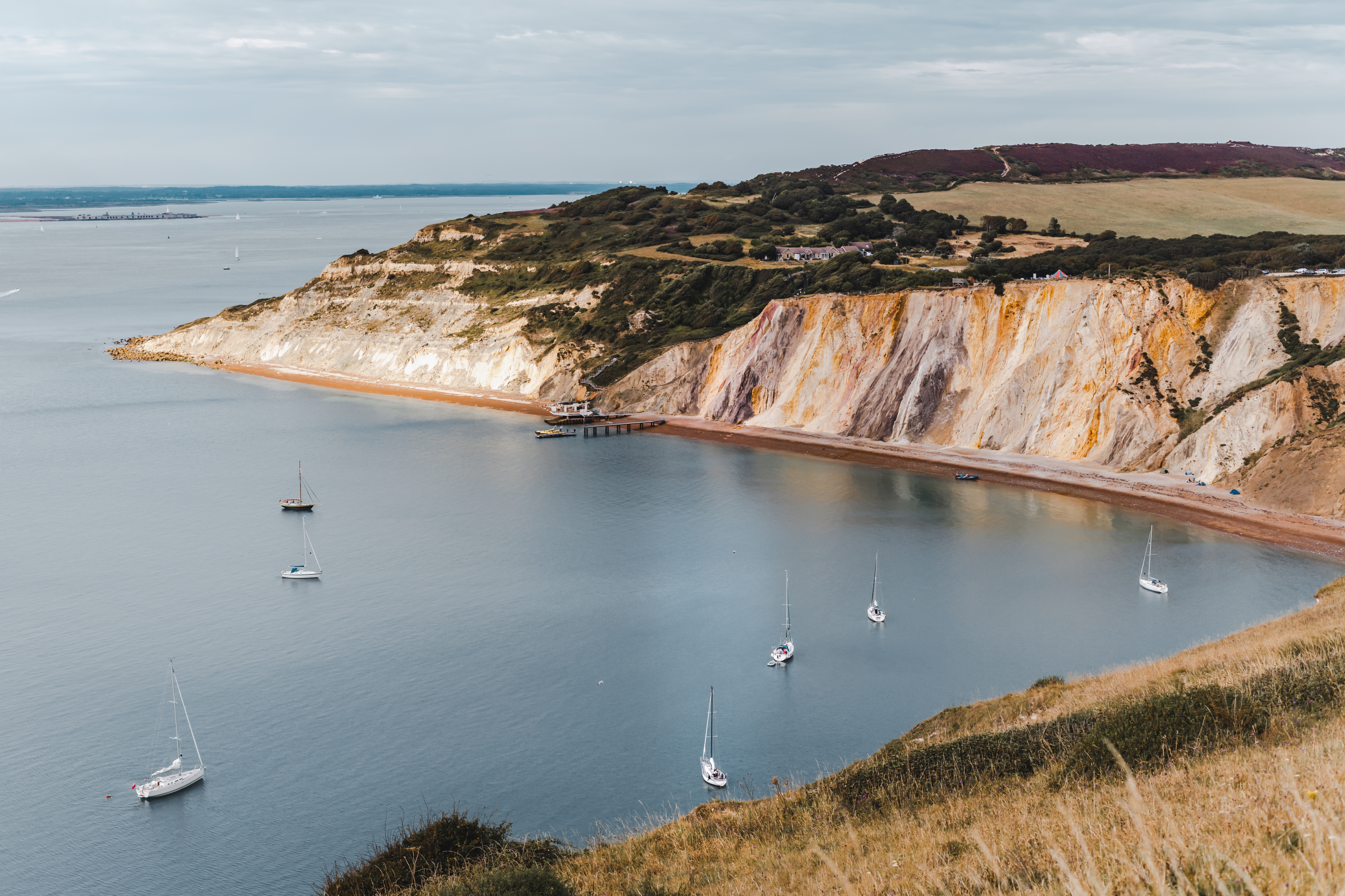 Alum Bay kridtklipper i Hampshire med sejlbåde i den engelske kanal