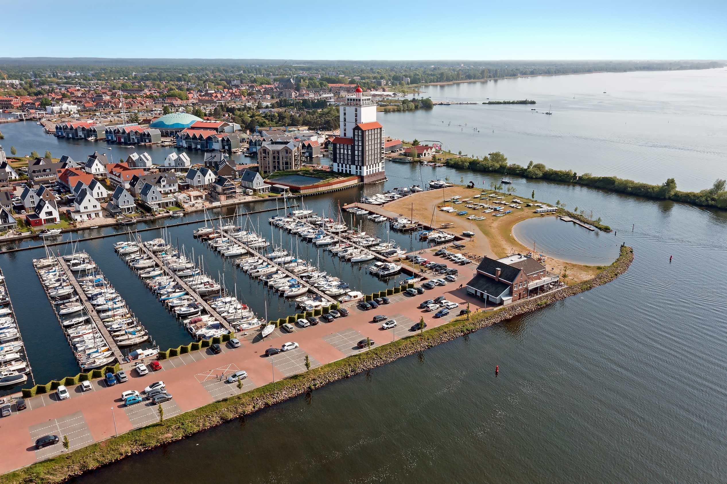 Luftfoto af den hyggelige havn i Harderwijk i Holland med masser af sejlbåde i marinaen og den smukke beliggenhed ved Veluwemeer søen