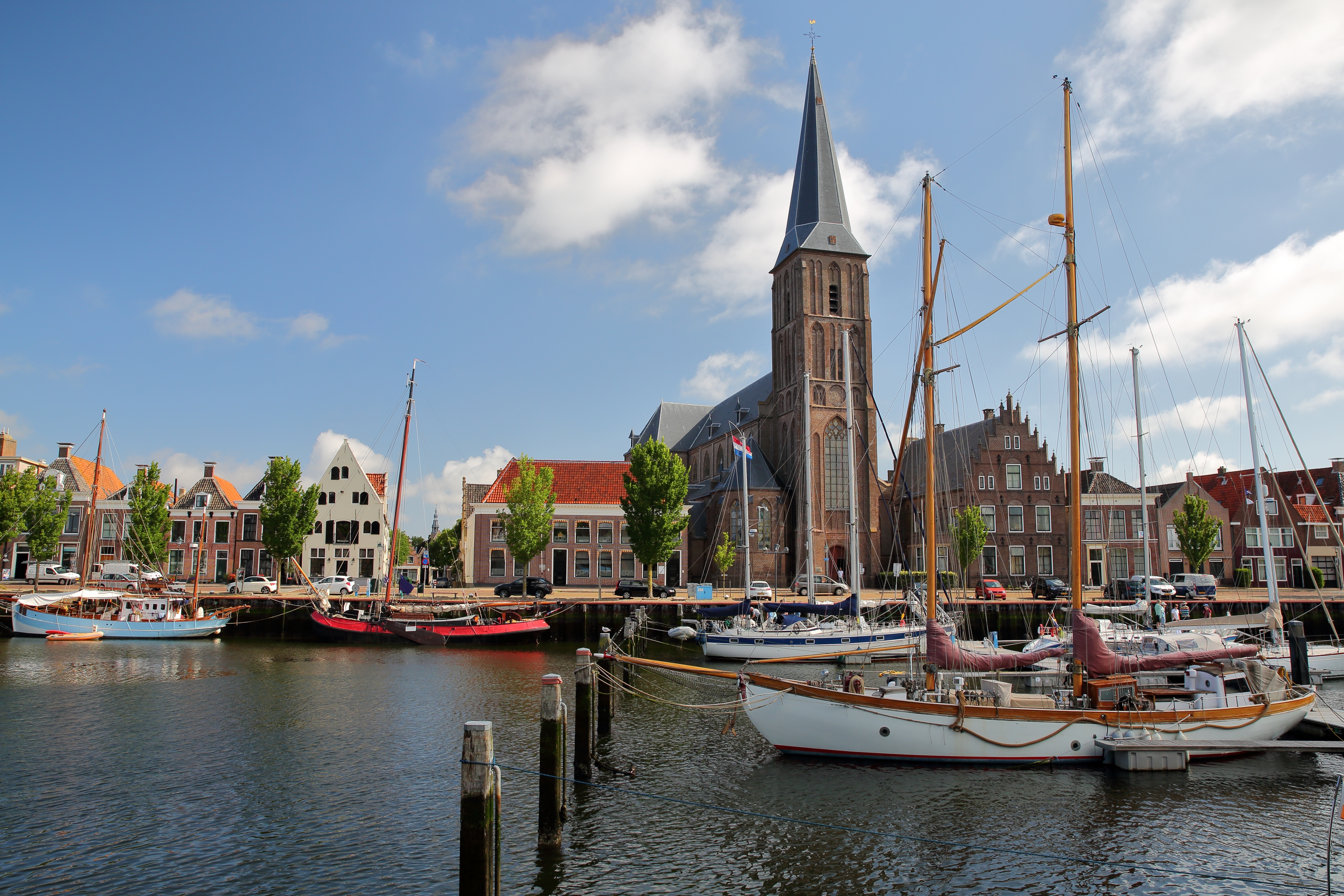 Zuiderhaven i Harlingen med klassiske sejlbåde og imponerende kirketårn i Friesland