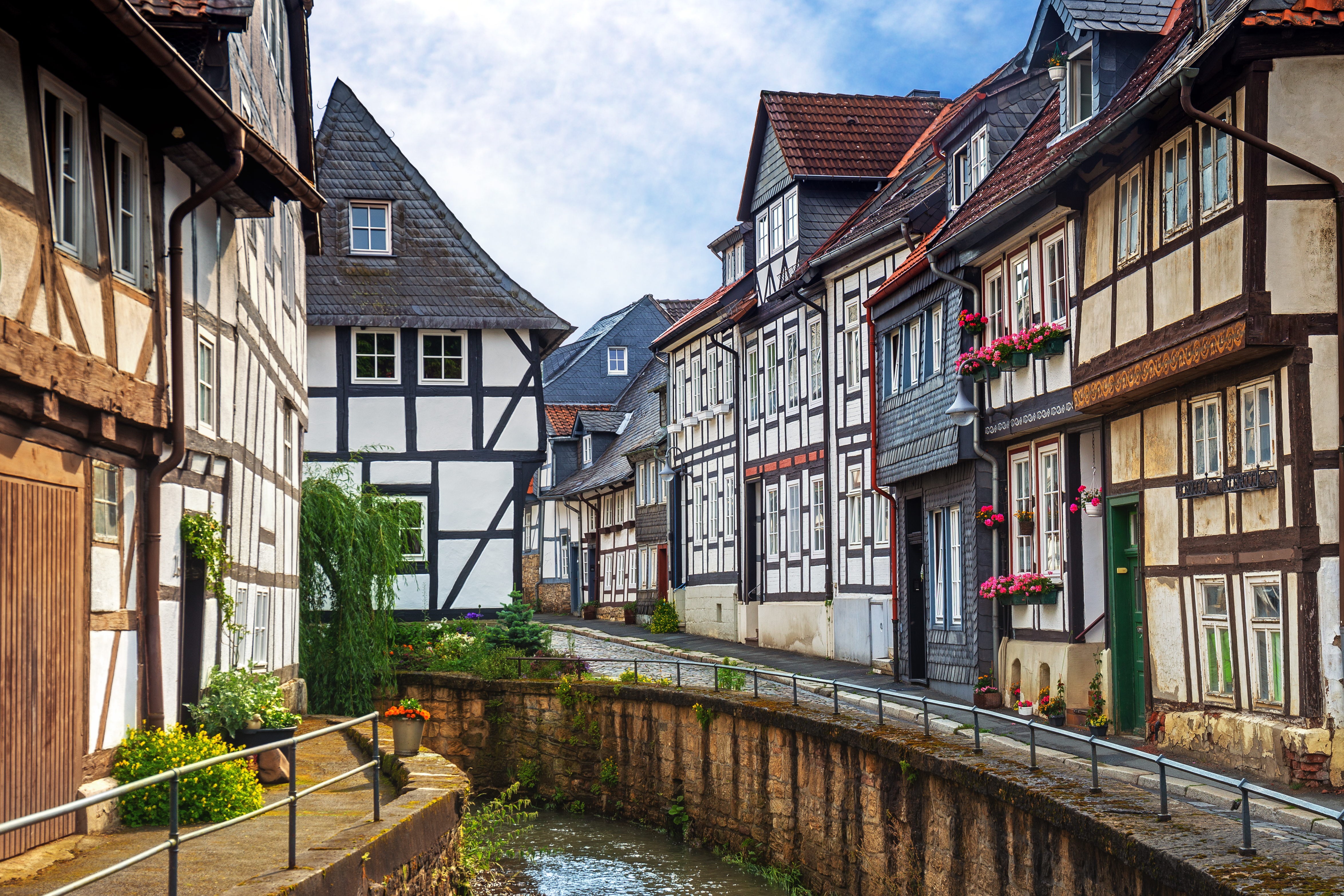 Charmerende historisk bymidte i Goslar Harz med kanal og bindingsværksarkitektur