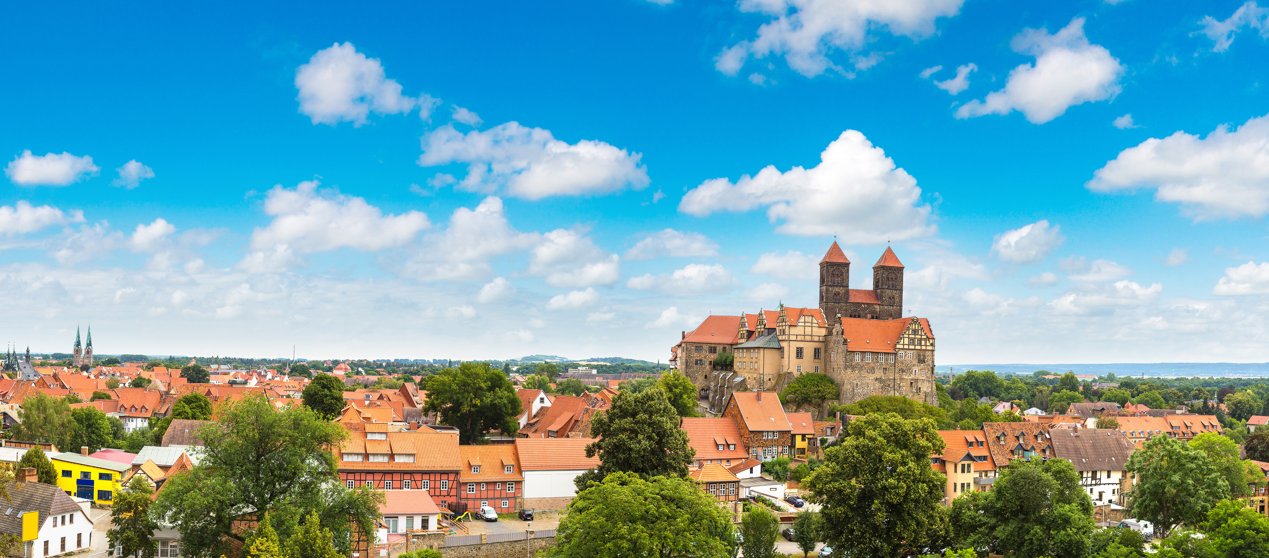 Spektakulær middelalderborg og romansk katedral i Harz-regionen med hyggelige tyske huse nedenunder