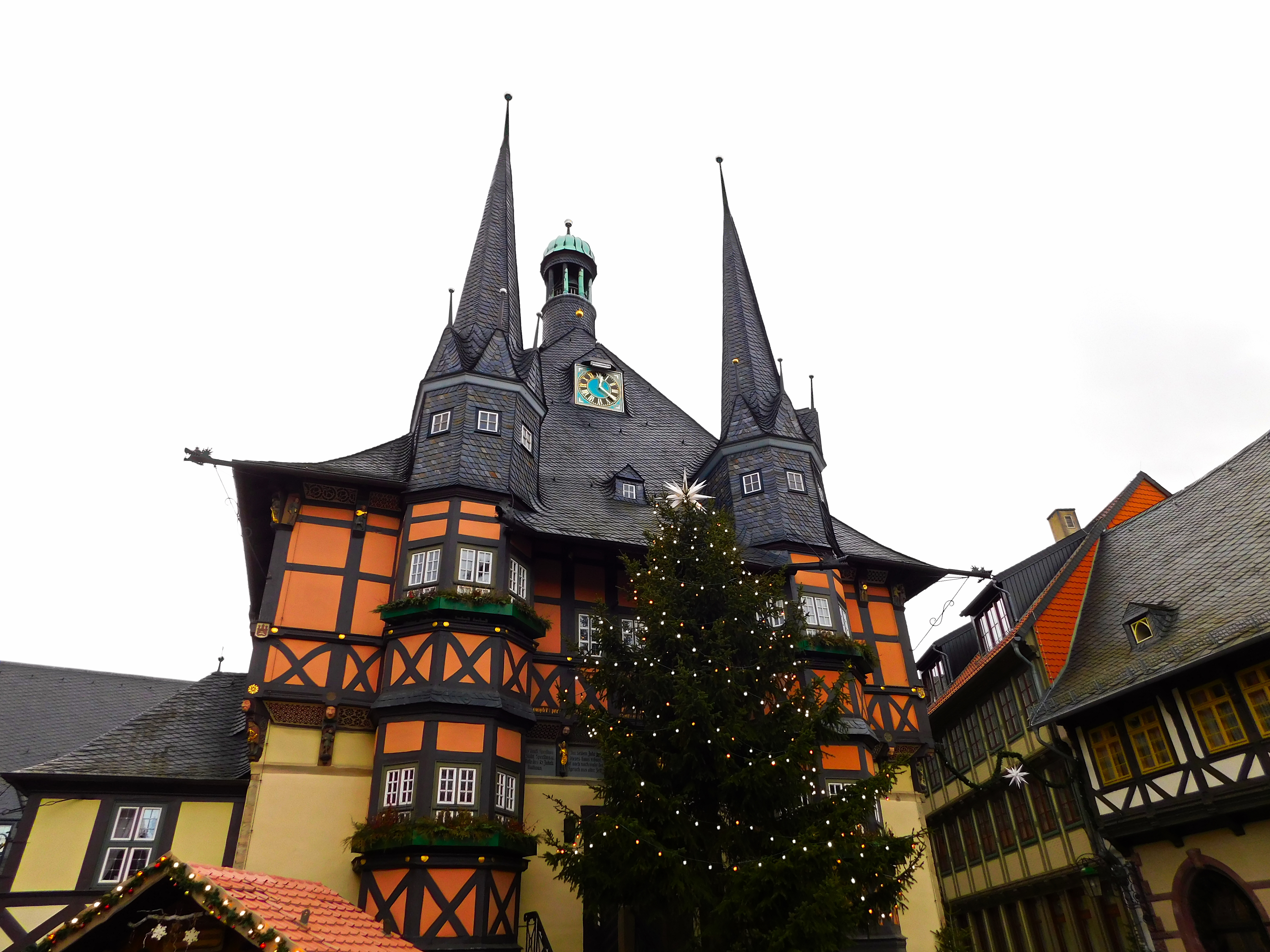 Festlig julestemning ved det smukke historiske rådhus i Wernigerode med juletræ og dekorationer på torvet