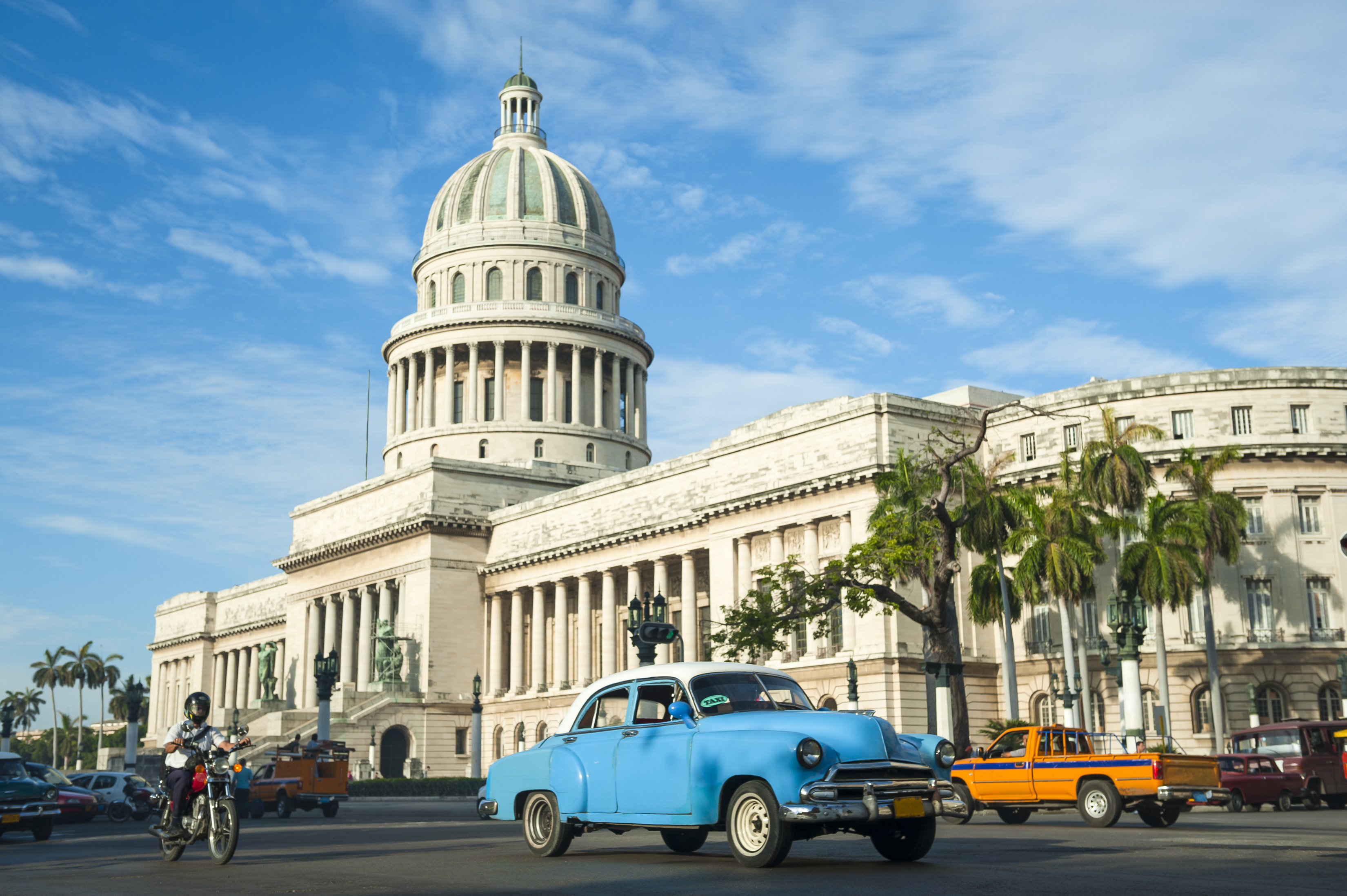 Retro bil og El Capitolio bygning i Havana, Cuba - ikonisk cubansk arkitektur og transport