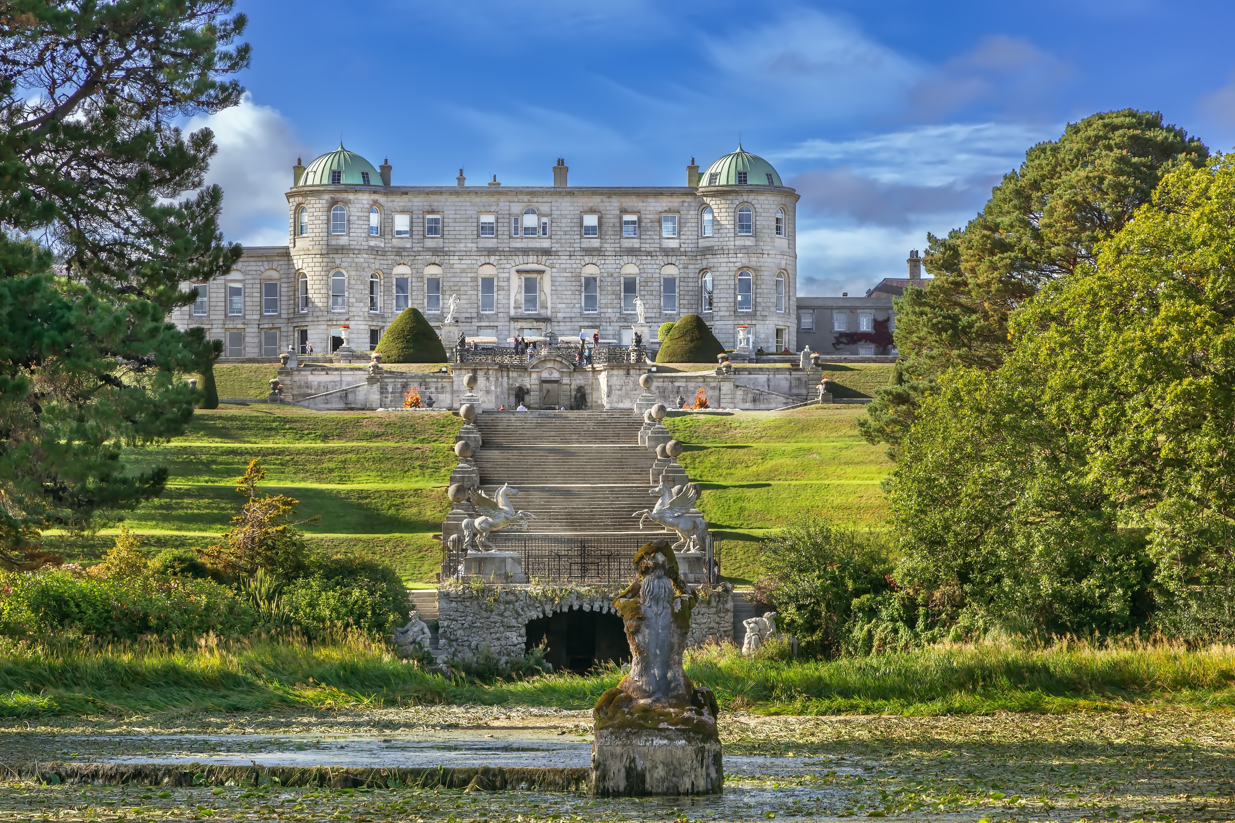 Udsigt over Powerscourt Estate i Irland med haver og springvand