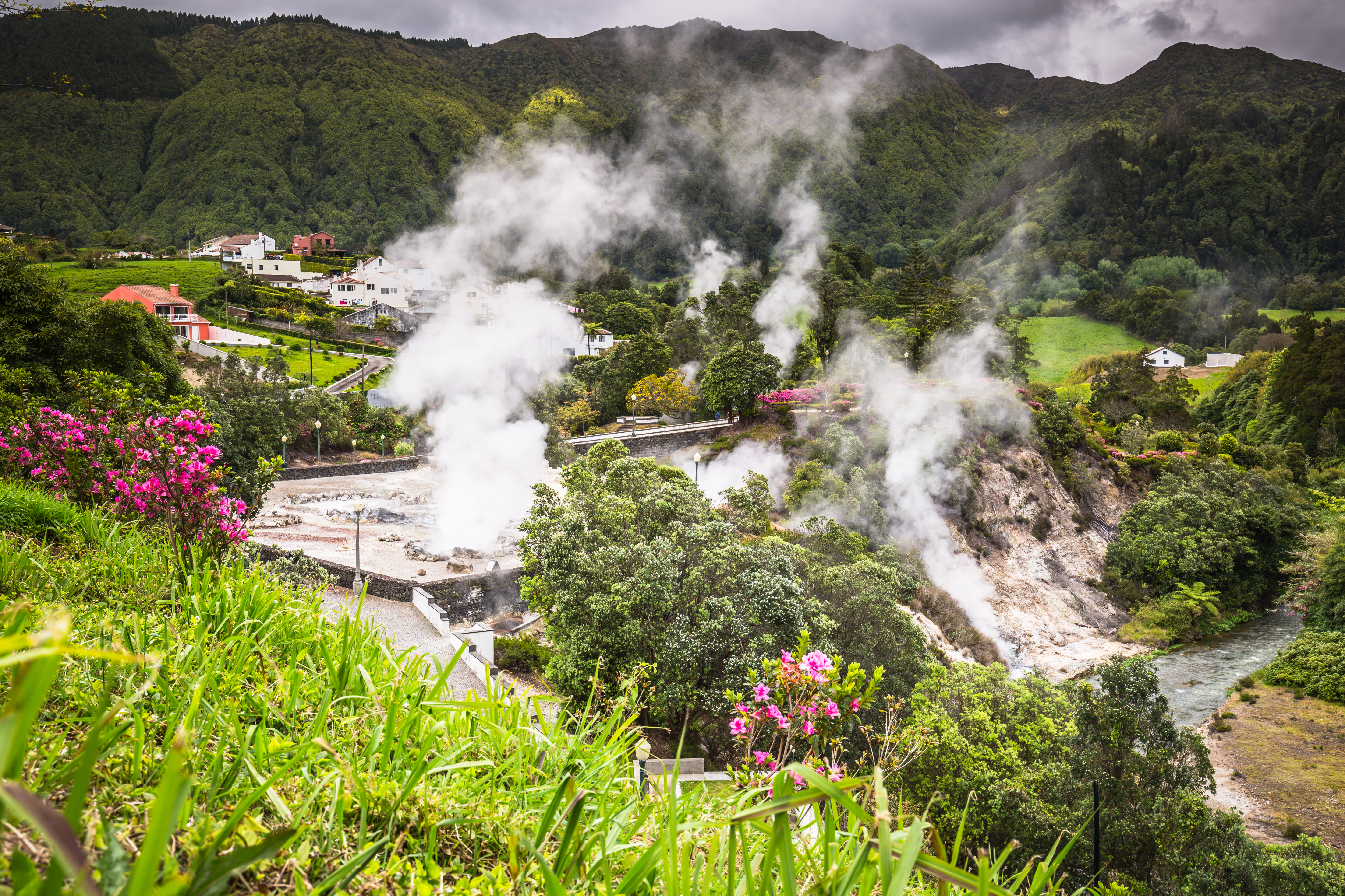 Imponerende hede kilder i Furnas-dalen på São Miguel, Azorerne. Det mineralrige vand bruges traditionelt til madlavning og wellness