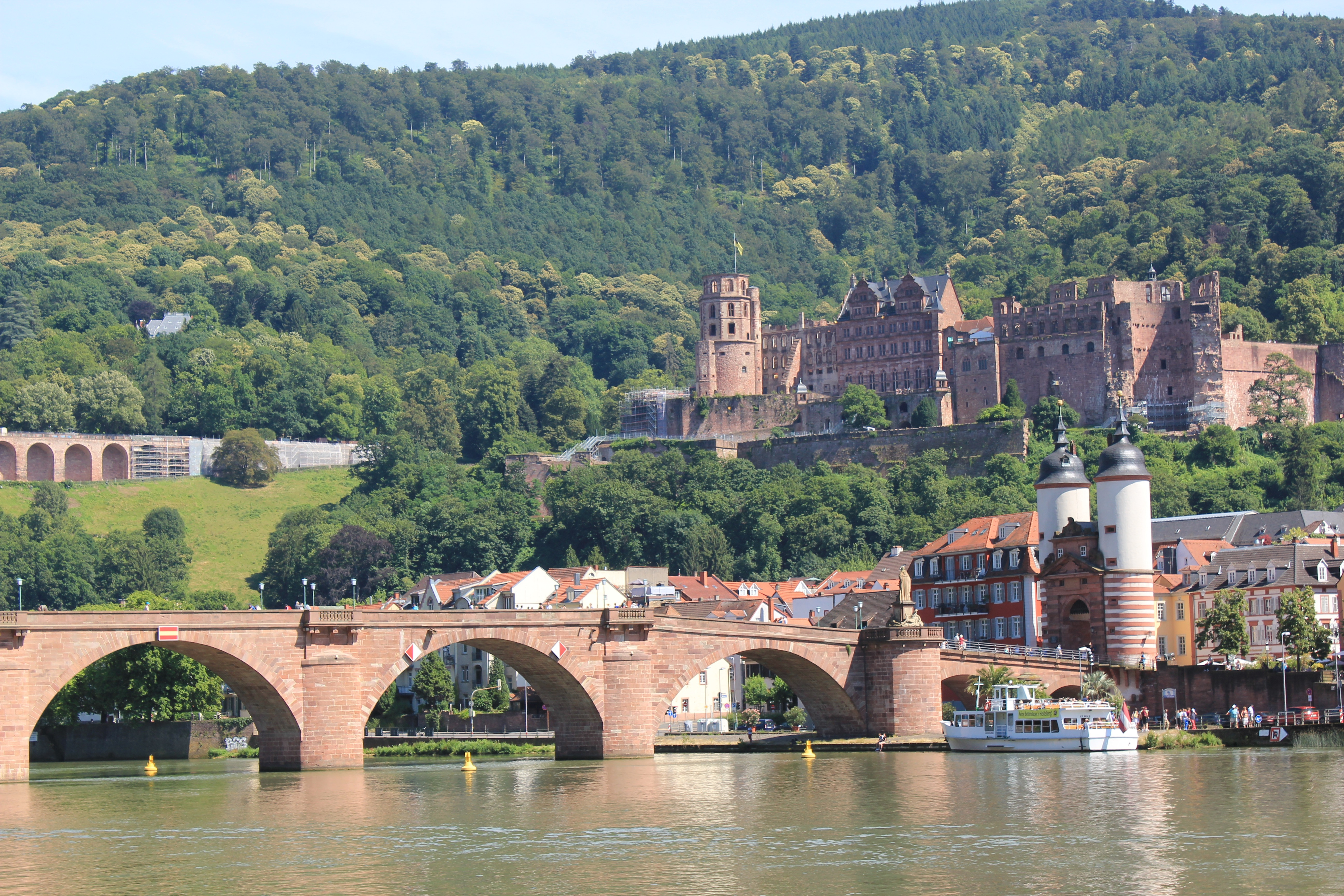 Historisk Heidelberg med den røde stenbridge over Neckar og det majestætiske slot i baggrunden