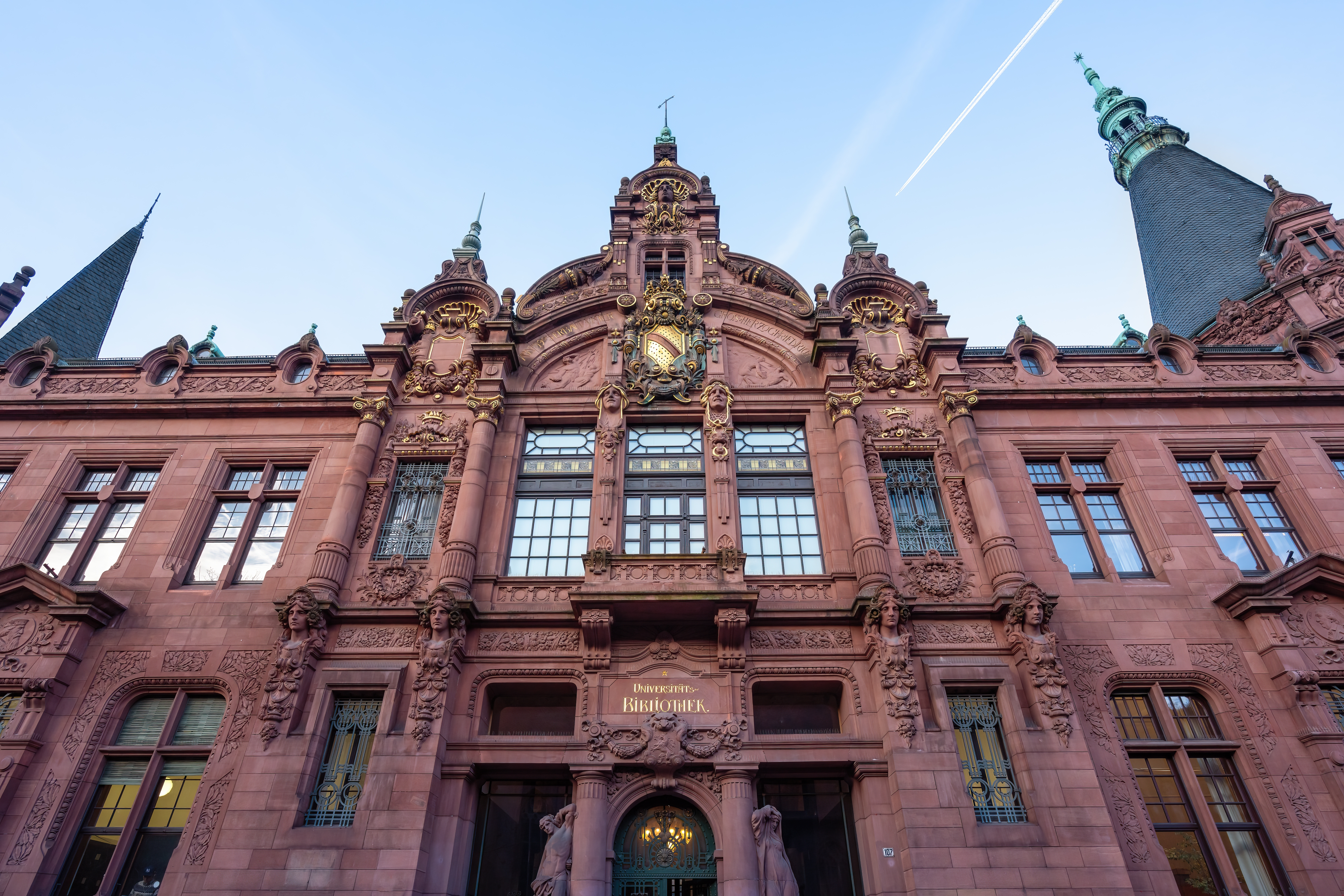 Det ikoniske Heidelberg Universitetsbibliotek i Tyskland med sin karakteristiske røde sandstens-facade og overdådige barokke udsmykninger