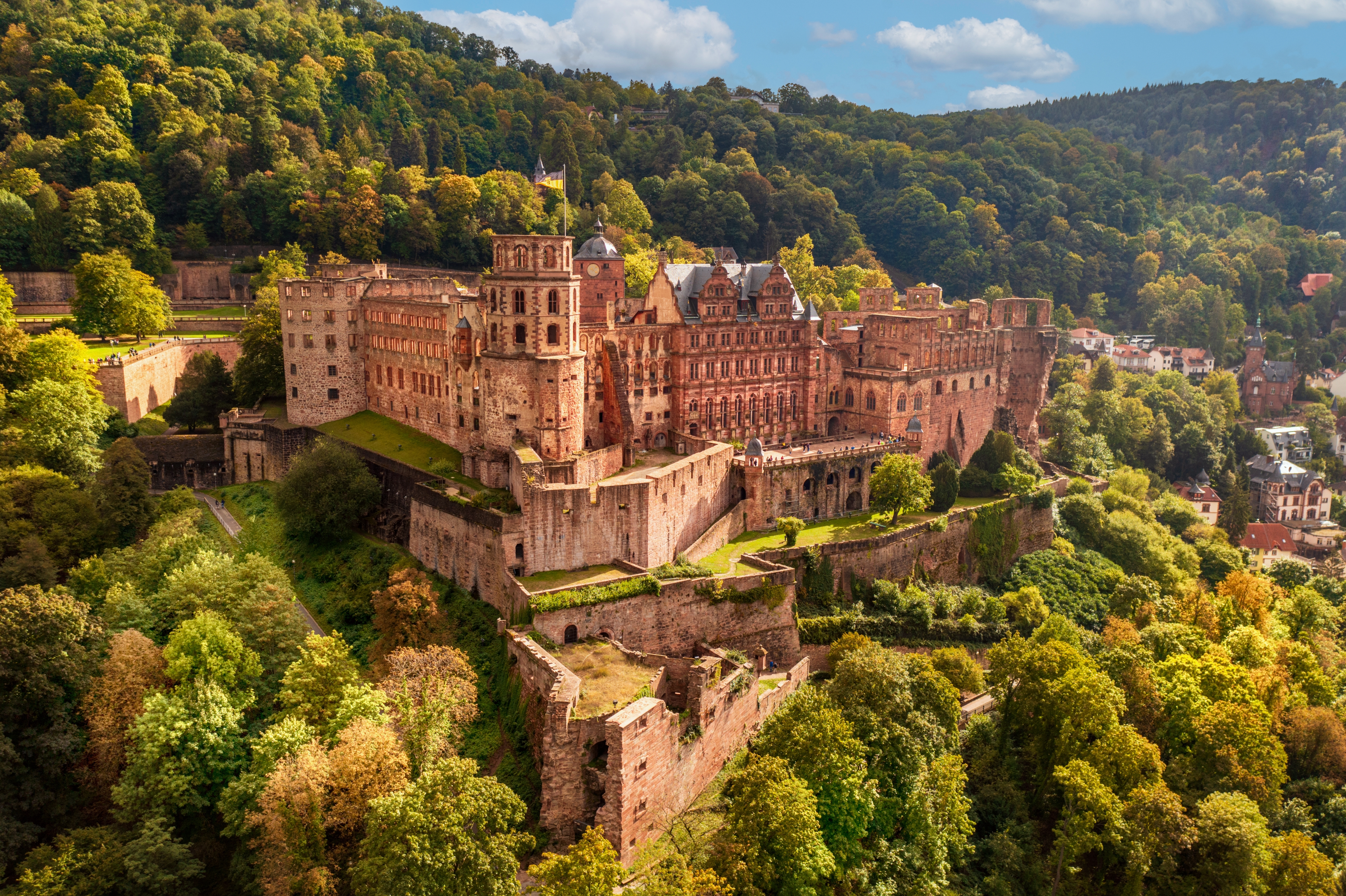 Panoramaudsigt over Heidelberg Slot og dets middelalderlige ruiner beliggende på en skovklædt bakke i Tyskland
