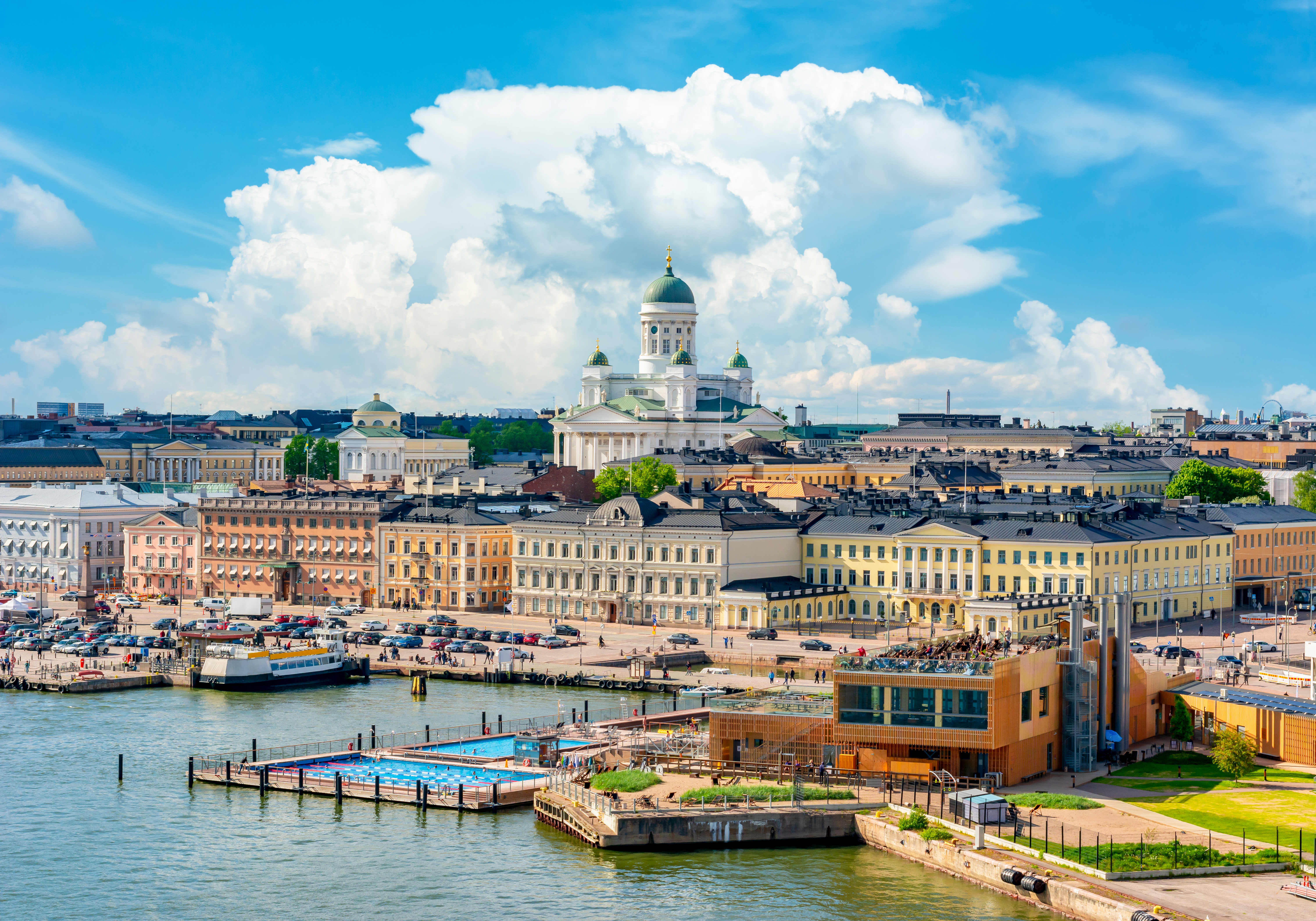 Smukt panorama over Helsinki med den hvide domkirke og farverige bygninger langs havnefronten ved det historiske Torvet i Finland