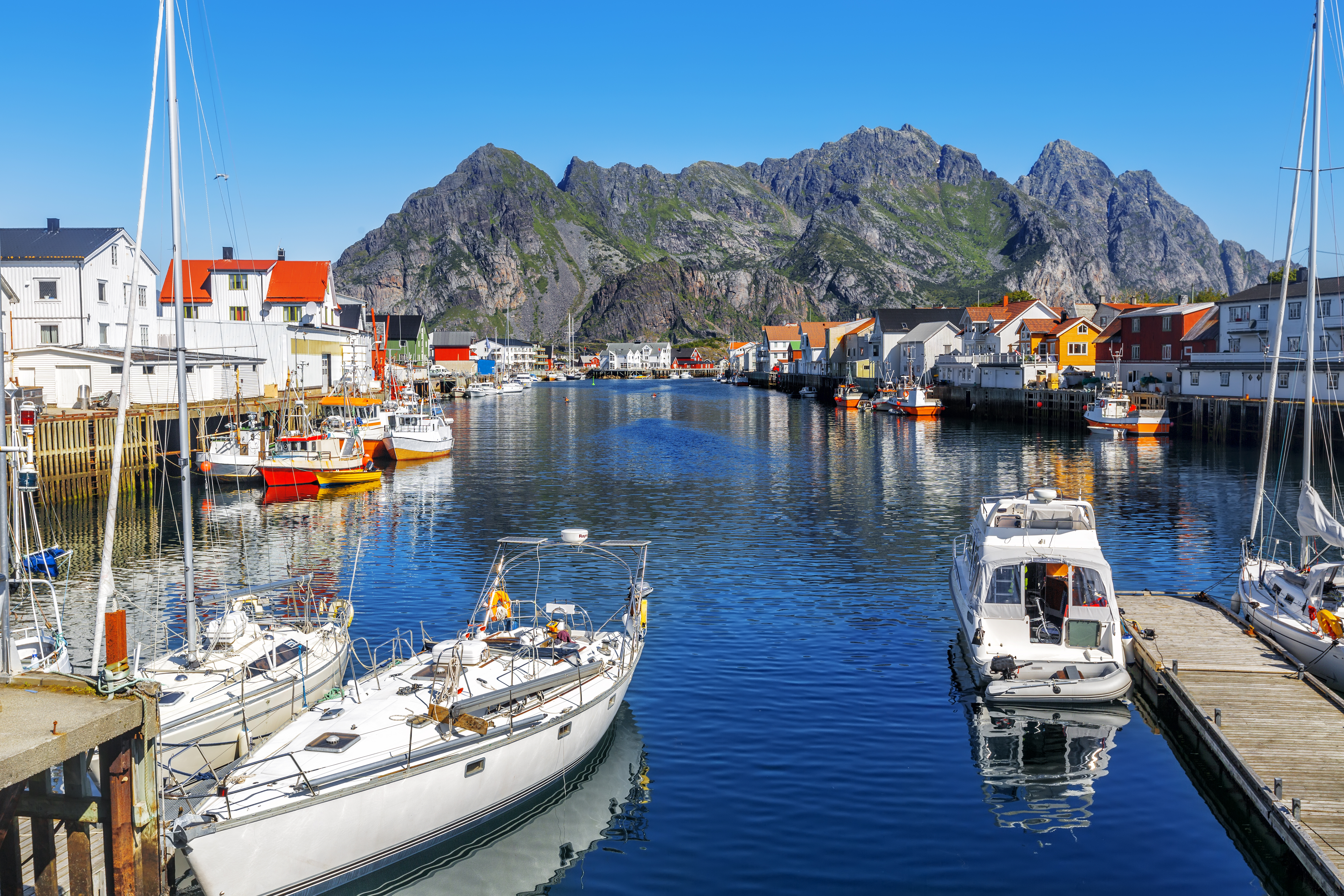 Smuk norsk fiskerlandsby Henningsvaer på Lofoten med marina og dramatiske bjerge